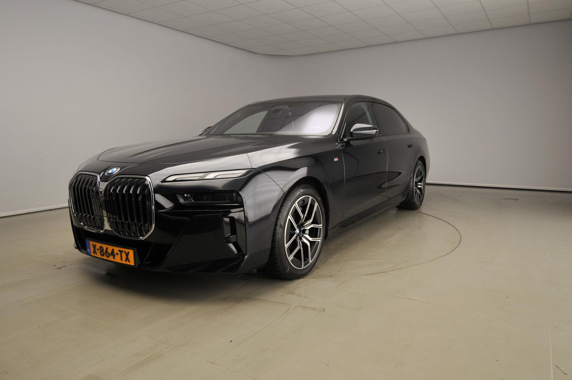 BMW i7 xDrive60 | M-Sportpakket | LED | HUD | Active steering | Stoelventilatie | Panoramadak | DAB | Alu 20 inch