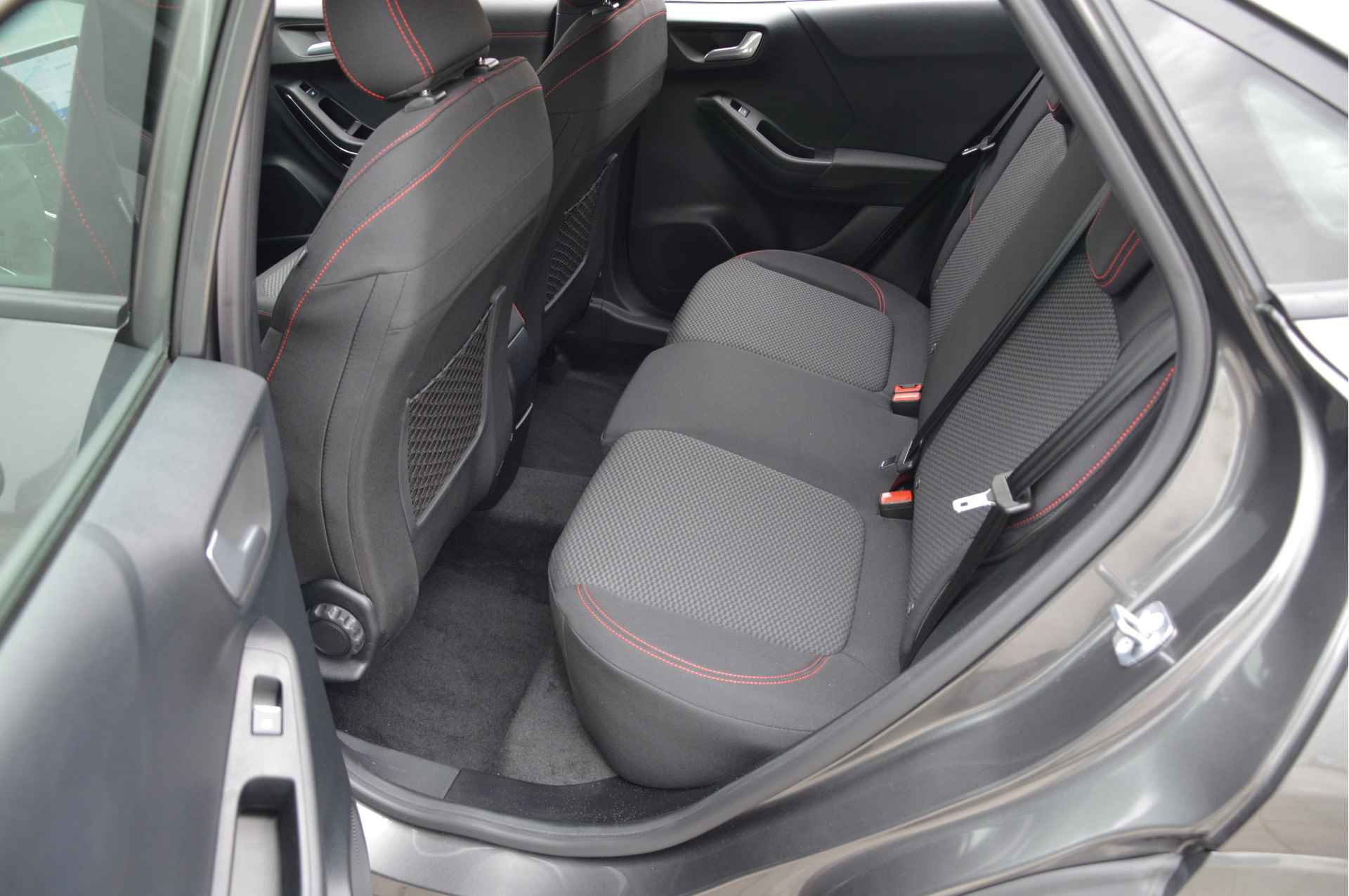 Ford Puma EcoBoost Hybrid 125 pk ST-Line | Automaat | Trekhaak | Winter Pack | LED | Navi | Apple Carplay | garantie tm 2027 - 9/24