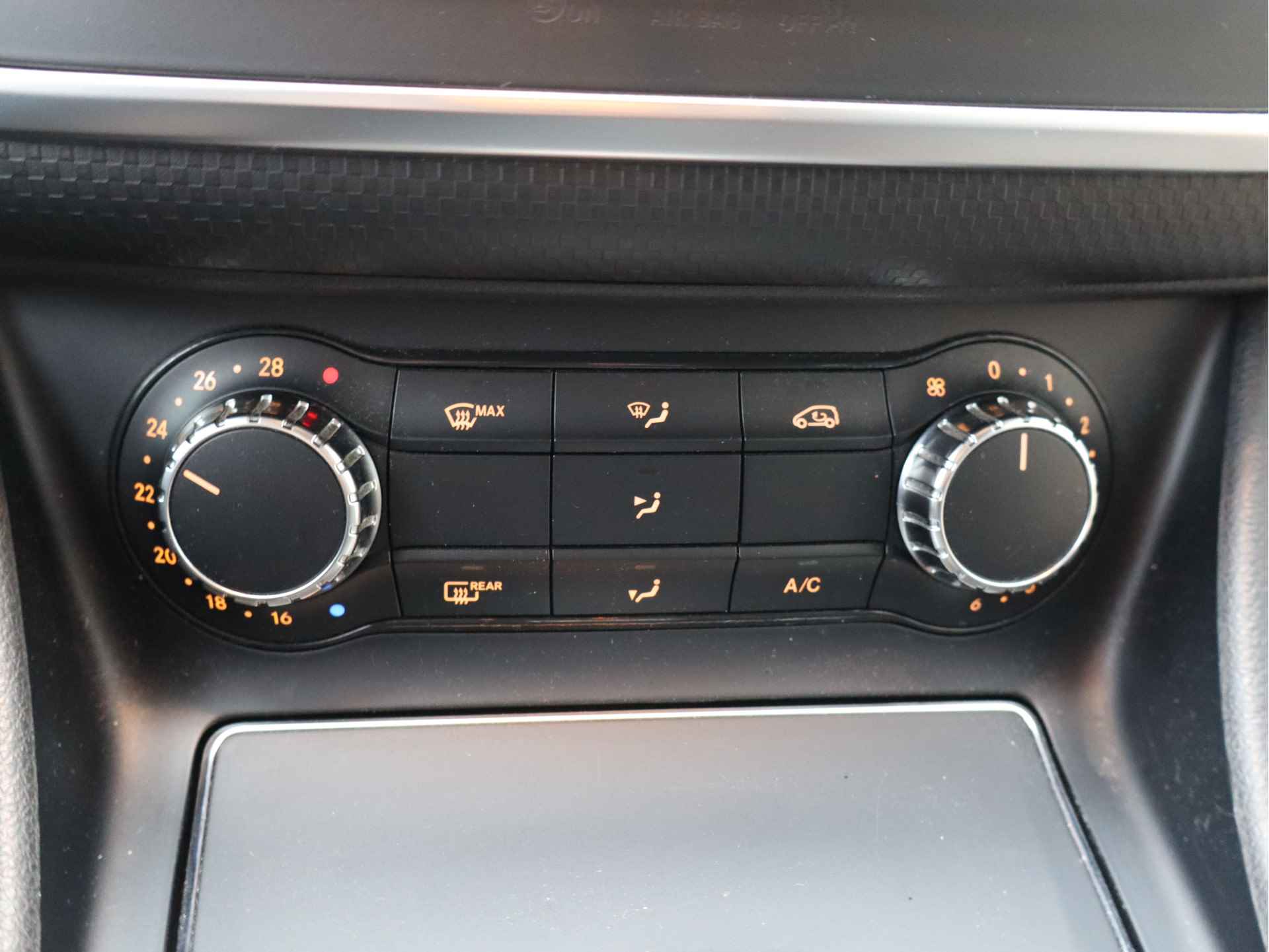 Mercedes-Benz A-Klasse 180 Business Solution AMG Camera I Key-Less I Groot Nav - 17/35