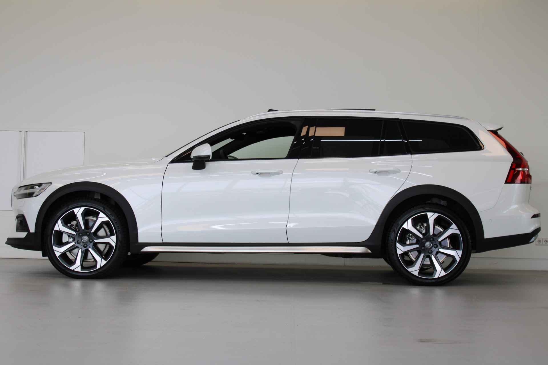 Volvo V60 Cross Country B5 250PK AWD Ultimate | Full Option! | B&W Audio | Gelam Glas | HUD | Trekhaak | 20'' | Styling Set - 2/74