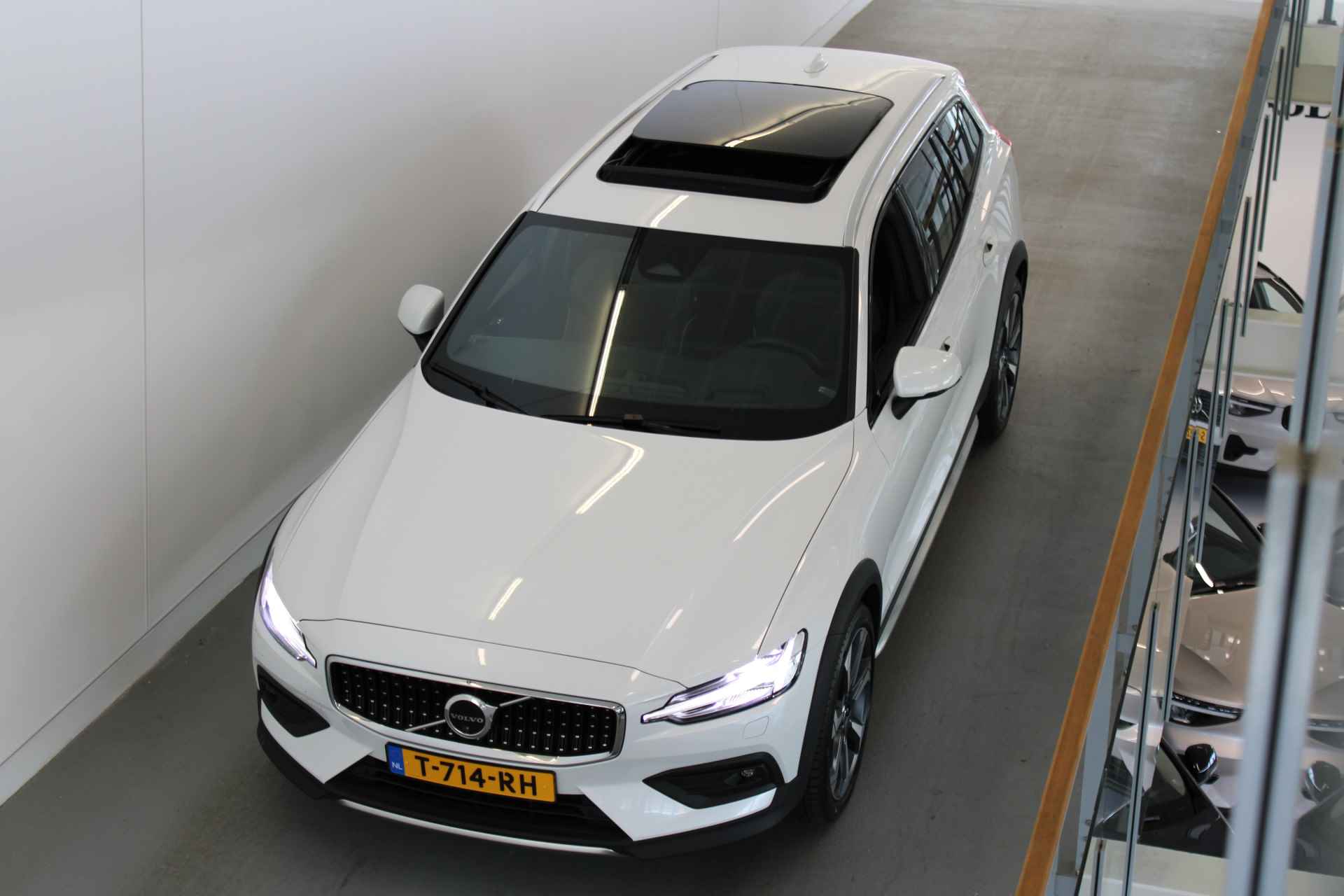 Volvo V60 Cross Country B5 250PK AWD Ultimate | Full Option! | B&W Audio | Gelam Glas | HUD | Trekhaak | 20'' | Styling Set - 31/74