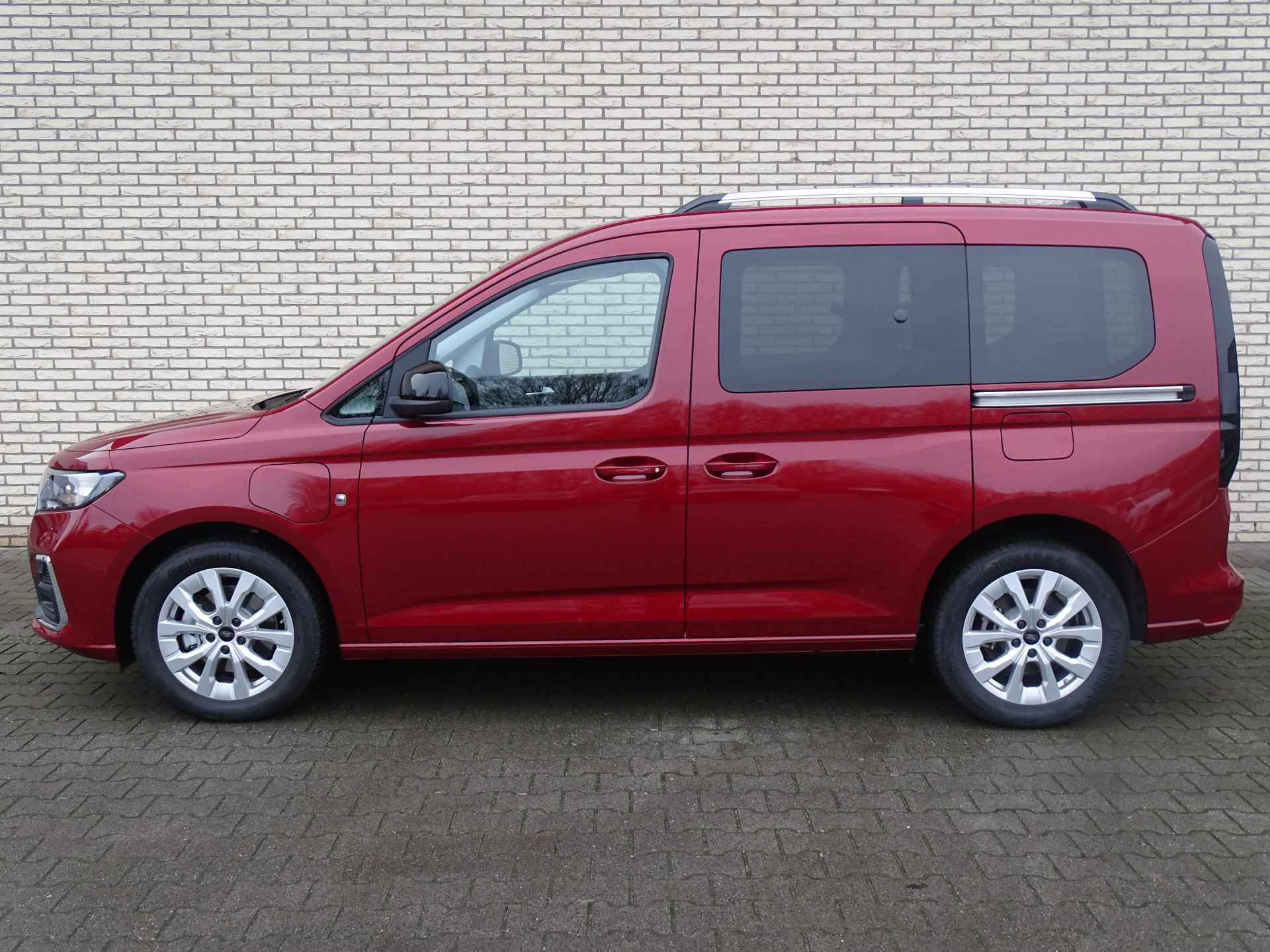 Ford Tourneo Connect 1.5 Turbo 150pk PHEV L1 Limited Automaat | Agr stoelen | Stoel-stuurwielverw. | 2x Schuifdeur | Camera | Pdc | Maple red | Snel - 5/26