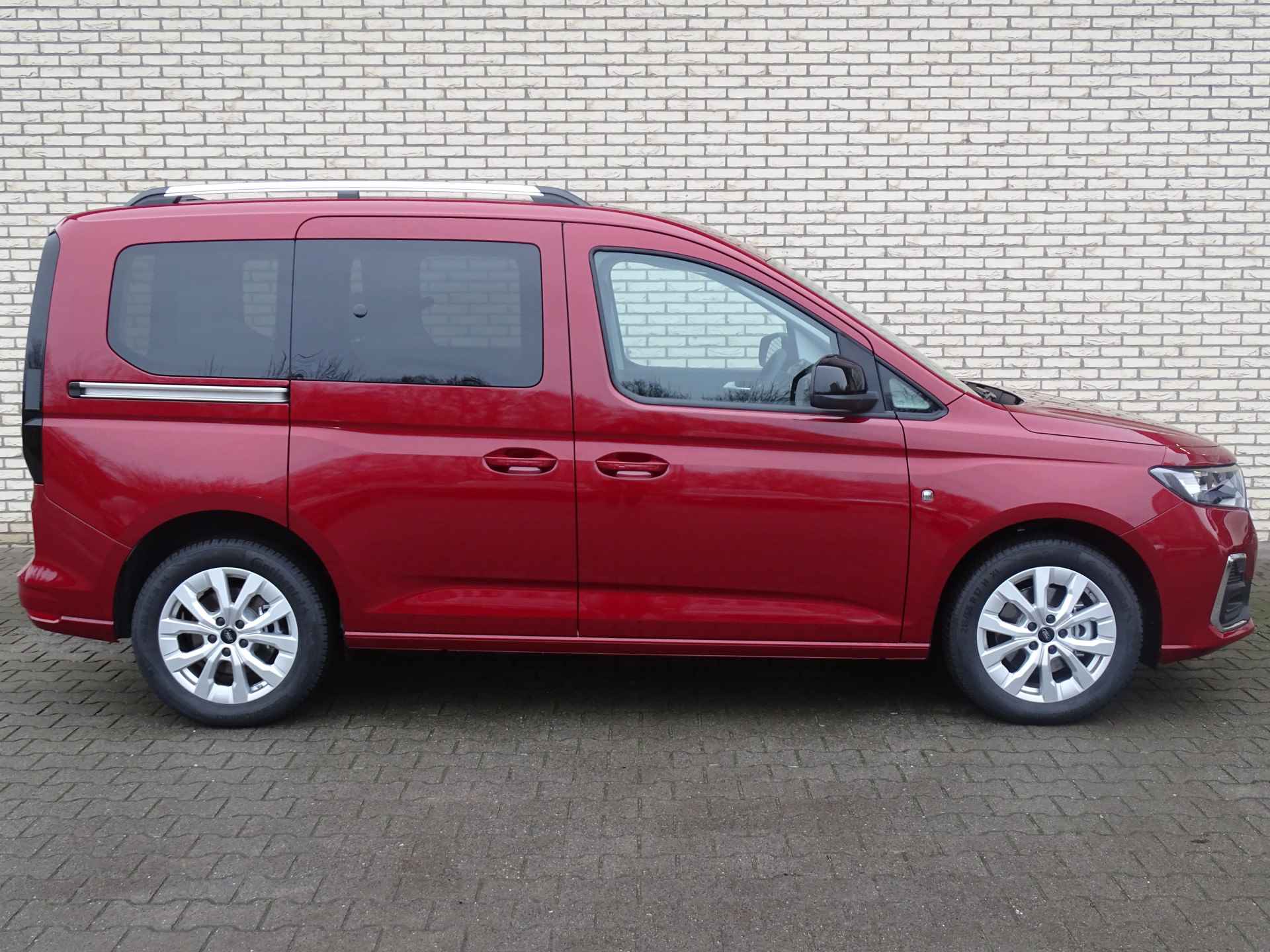 Ford Tourneo Connect 1.5 Turbo 150pk PHEV L1 Limited Automaat | Agr stoelen | Stoel-stuurwielverw. | 2x Schuifdeur | Camera | Pdc | Maple red | Snel - 7/26