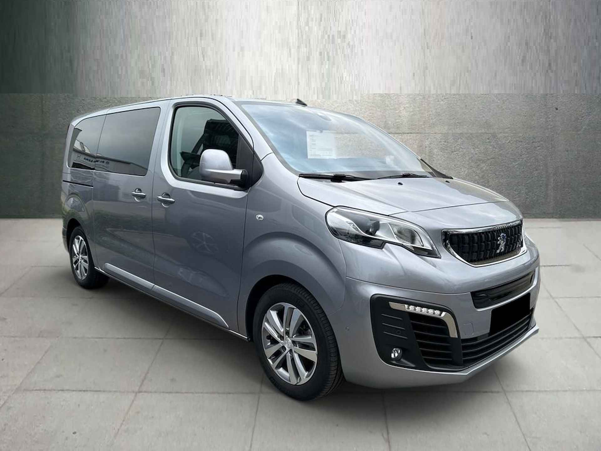 Peugeot e-Traveller 50 kWh Business VIP 33.0000 EX BTW 8-Zitter Panoramadak Leder Navi Head-Up Camera Massage 17 Inch - 2/13