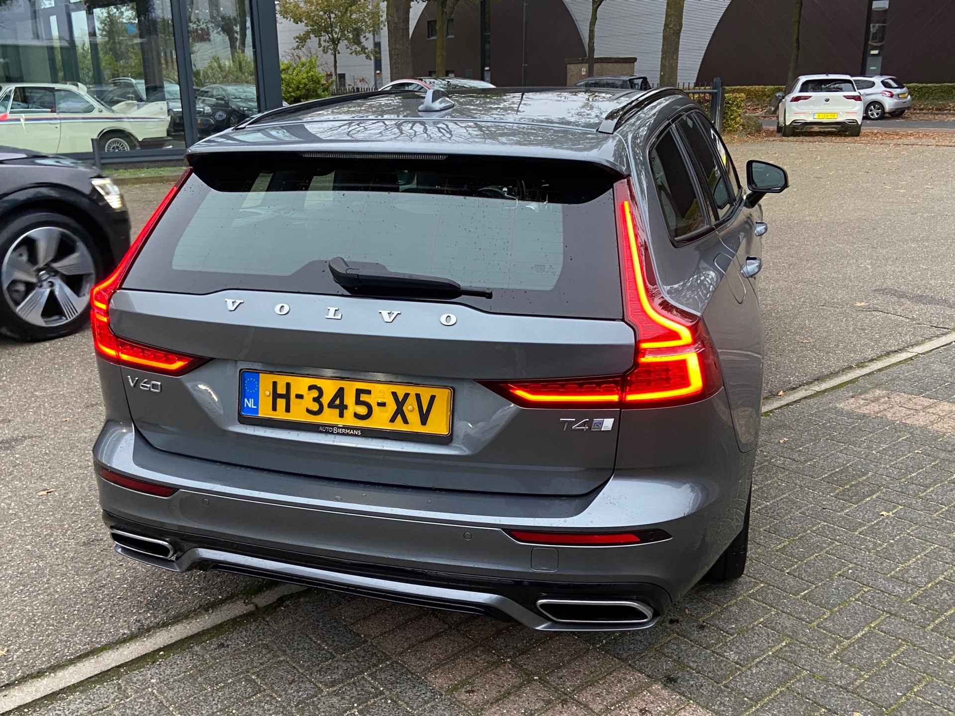 Volvo V60 2.0 T4 R-Design ORIG. NL. NAP KM. | PANO | ELEK. TREKHAAK | MEMORY SEAT | RIJKLAARPRIJS INCL. 12 MND. BOVAGGARANTIE - 5/31