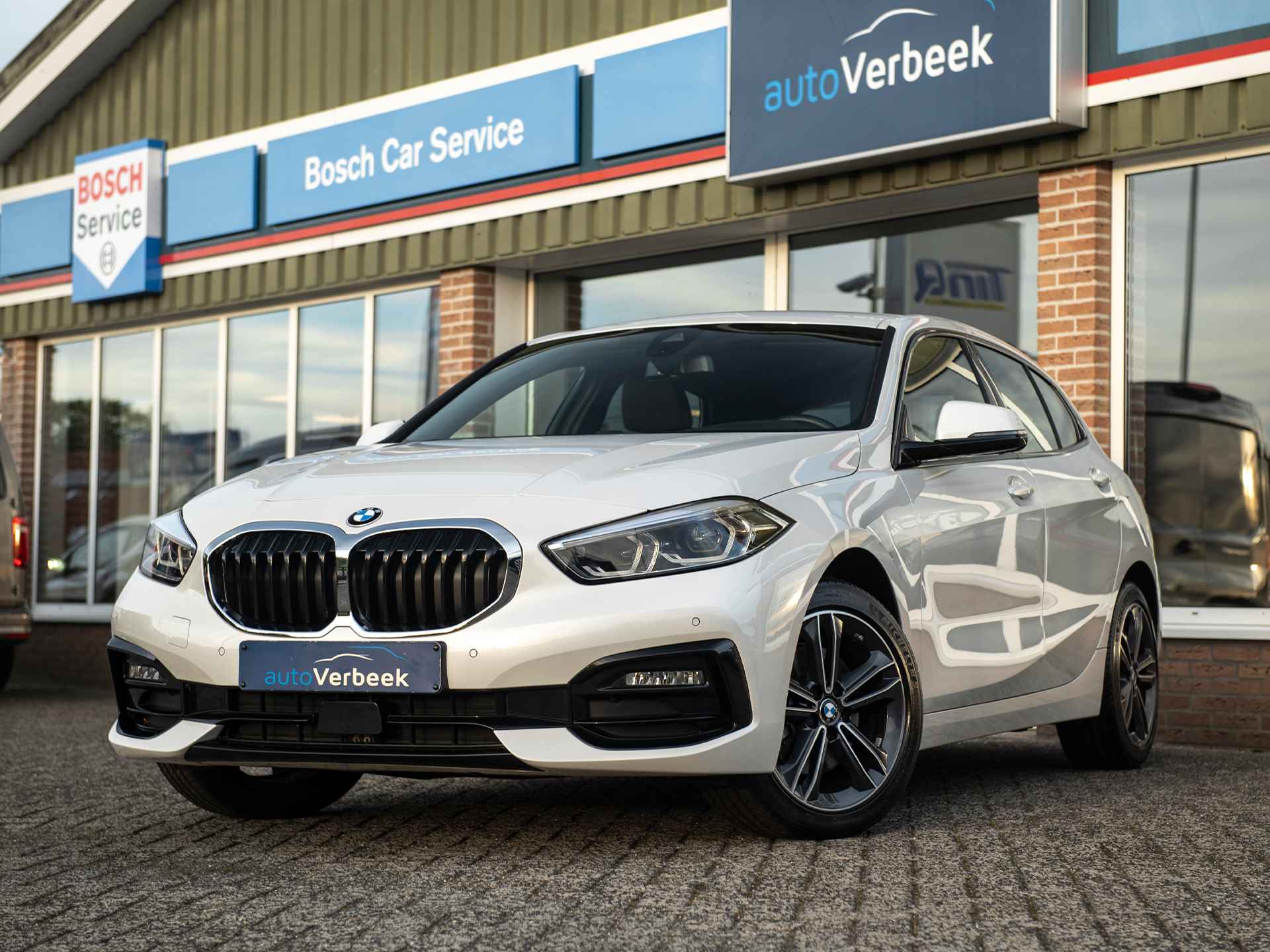 BMW 1-serie 118iA Business Edition Executive Sport Line | Live Cockpit Prof. | Sportstoelen | Adaptive LED | Apple Carplay/Android Auto | 17" Lichtmetaal | Stoel- & stuurverwarming | Alarm Kl. III - 1/51