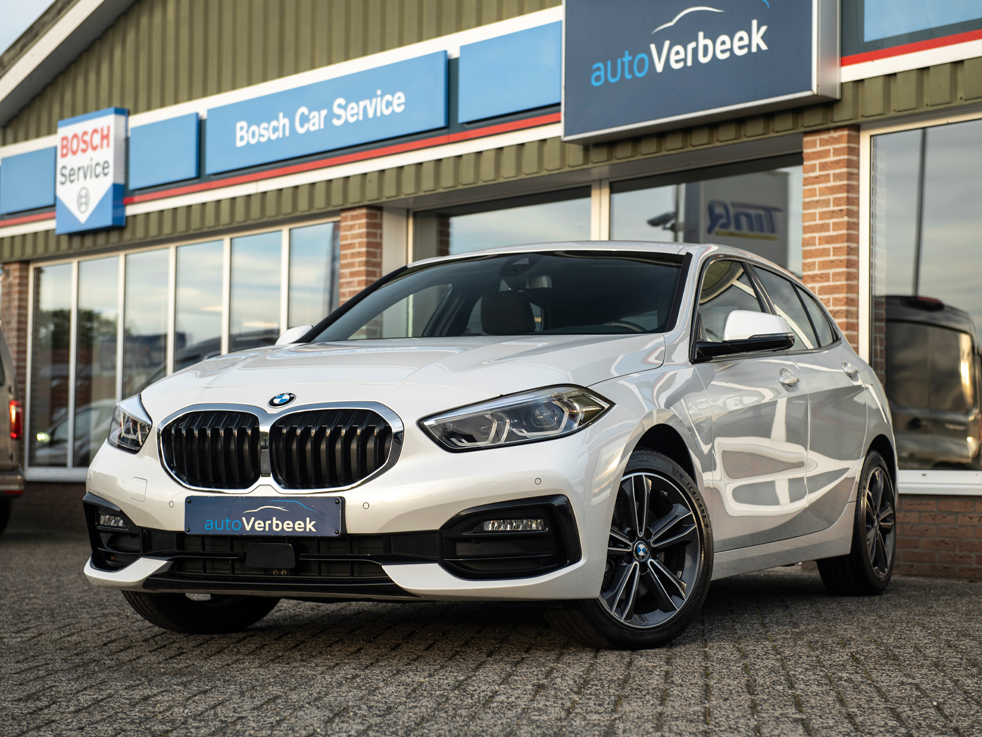 BMW 1-serie 118iA Business Edition Executive Sport Line | Live Cockpit Prof. | Sportstoelen | Adaptive LED | Apple Carplay/Android Auto | 17" Lichtmetaal | Stoel- & stuurverwarming | Alarm Kl. III