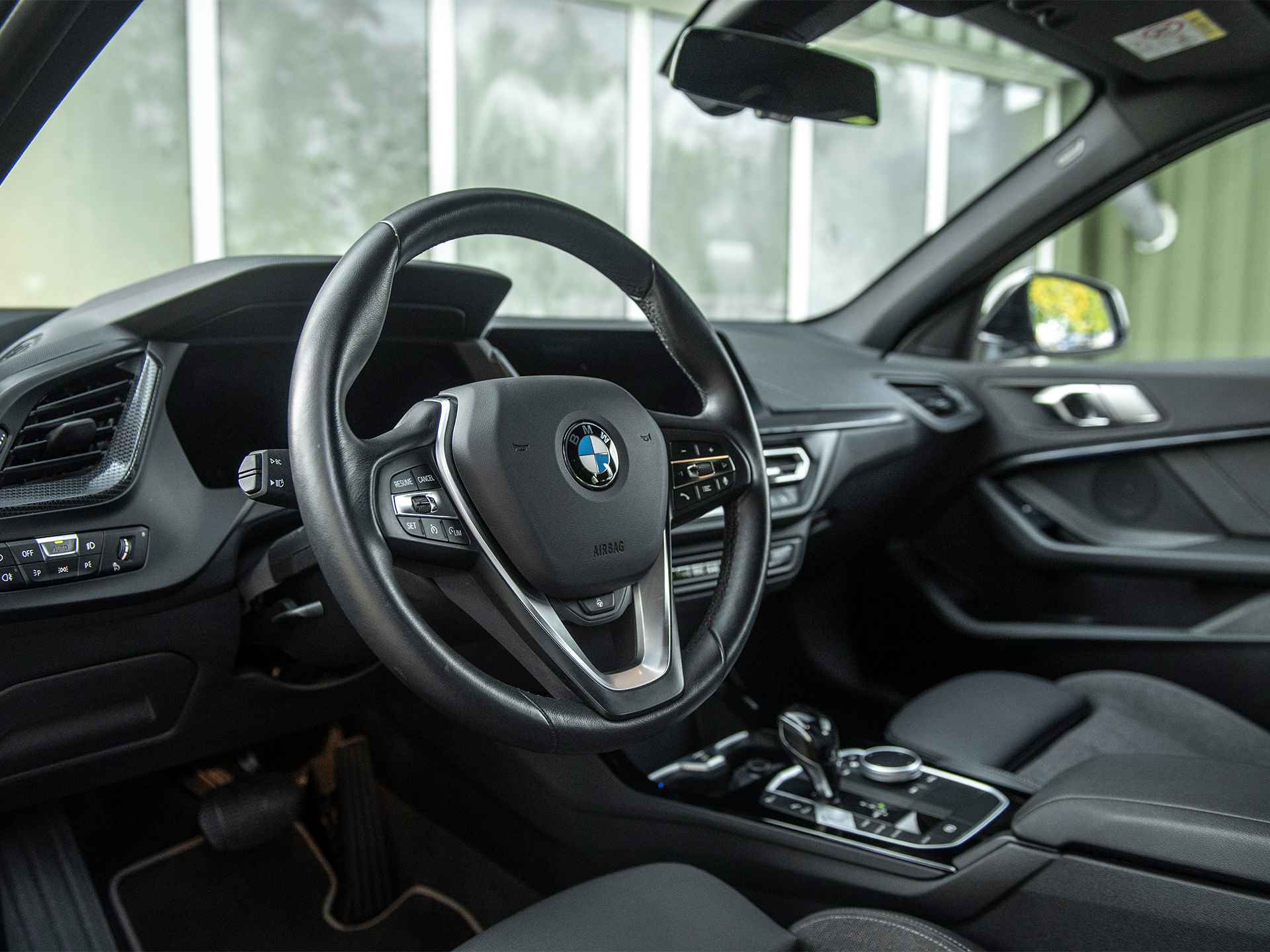 BMW 1-serie 118iA Business Edition Executive Sport Line | Live Cockpit Prof. | Sportstoelen | Adaptive LED | Apple Carplay/Android Auto | 17" Lichtmetaal | Stoel- & stuurverwarming | Alarm Kl. III - 4/51