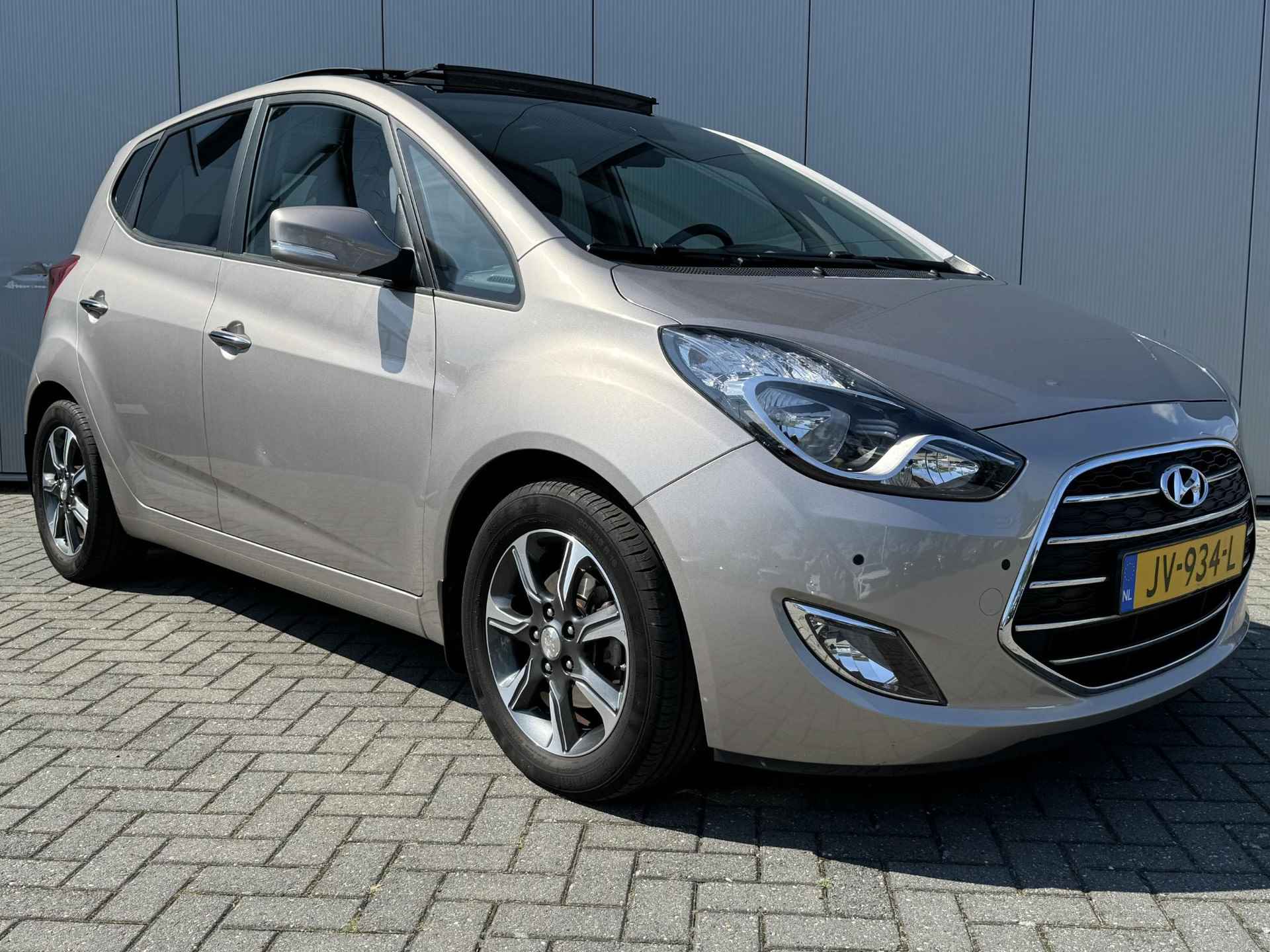 Hyundai ix20 1.6i Premium / Dealer onderhouden /1e Eig. /  Stoel + stuurverwarming/ Schuif-/kanteldak / Lederen bekleding - 22/36