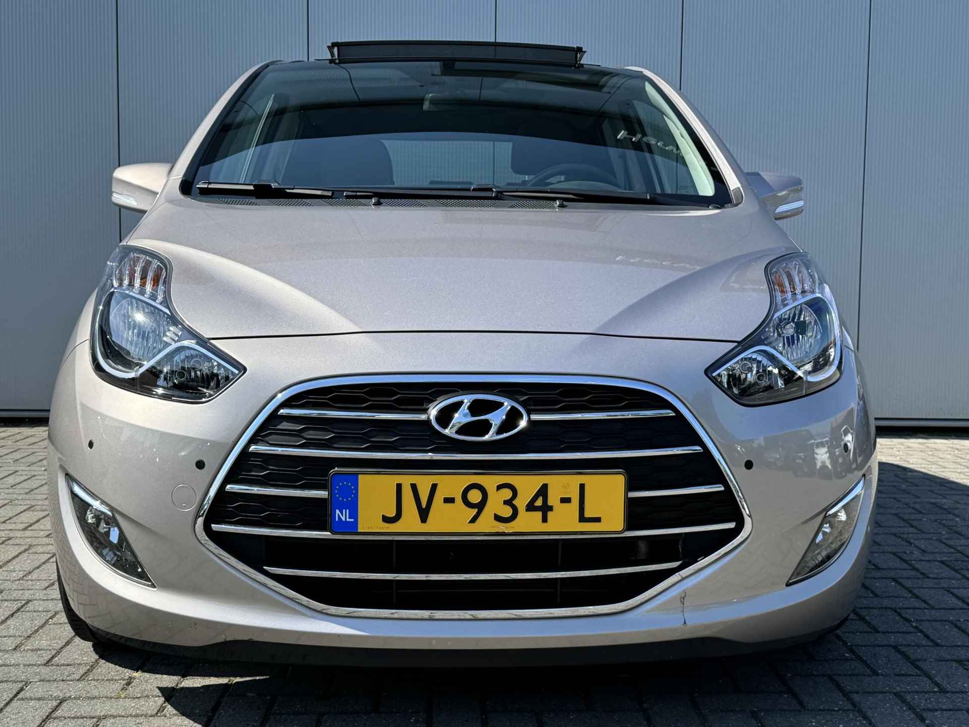 Hyundai ix20 1.6i Premium / Dealer onderhouden /1e Eig. /  Stoel + stuurverwarming/ Schuif-/kanteldak / Lederen bekleding - 4/36