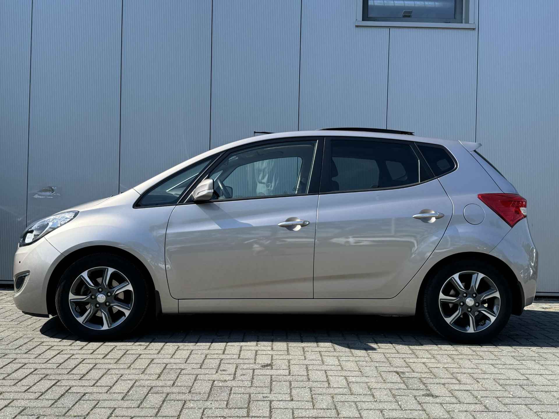 Hyundai ix20 1.6i Premium / Dealer onderhouden /1e Eig. /  Stoel + stuurverwarming/ Schuif-/kanteldak / Lederen bekleding - 7/36