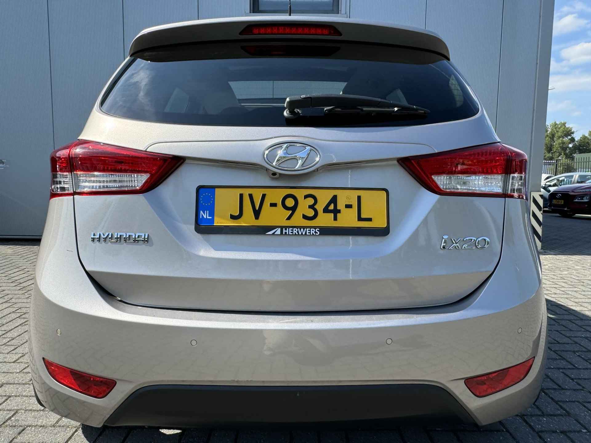 Hyundai ix20 1.6i Premium / Dealer onderhouden /1e Eig. /  Stoel + stuurverwarming/ Schuif-/kanteldak / Lederen bekleding - 13/36