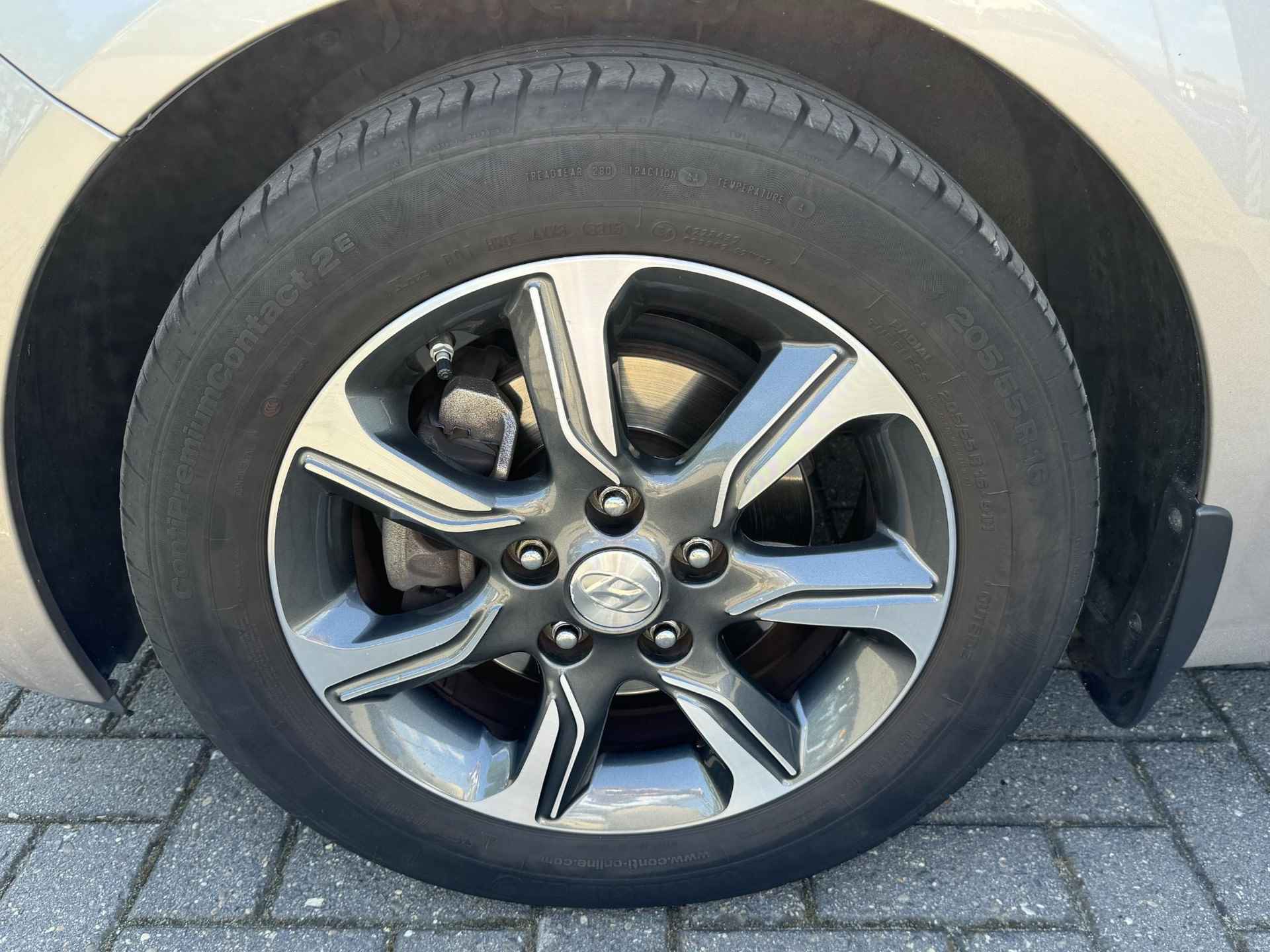 Hyundai ix20 1.6i Premium / Dealer onderhouden /1e Eig. /  Stoel + stuurverwarming/ Schuif-/kanteldak / Lederen bekleding - 16/36