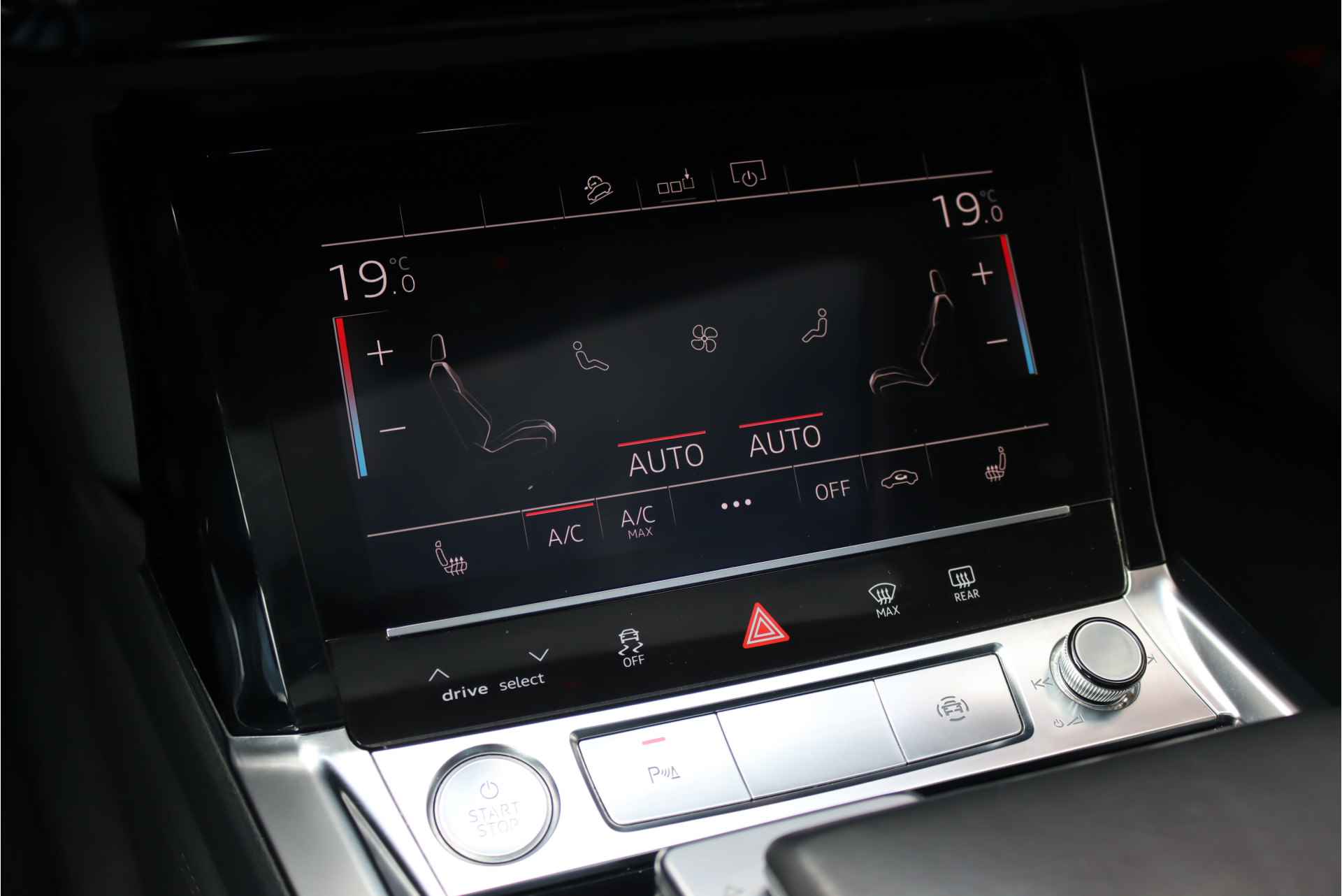 Audi e-tron e-tron 50 Quattro Launch edition plus 71 kWh, 31.000,- netto ex, Luchtvering, Panoramadak, Leder, Memory, Adaptieve Cruise Control, Standkachel, MMI Navigation Plus, DAB, Hulppakket Tour, Stoelverwarming, LED, Etc. - 13/43