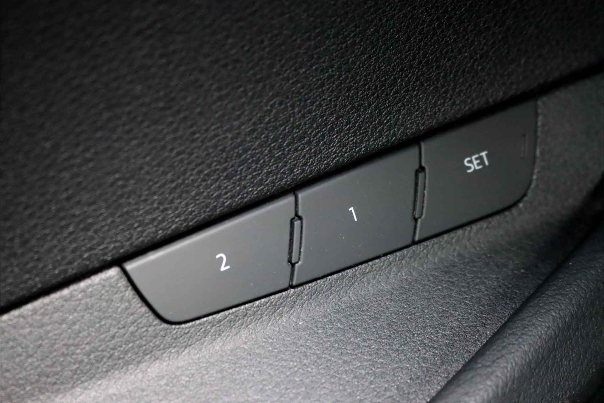 Audi e-tron e-tron 50 Quattro Launch edition plus 71 kWh, 31.000,- netto ex, Luchtvering, Panoramadak, Leder, Memory, Adaptieve Cruise Control, Standkachel, MMI Navigation Plus, DAB, Hulppakket Tour, Stoelverwarming, LED, Etc. - 15/43