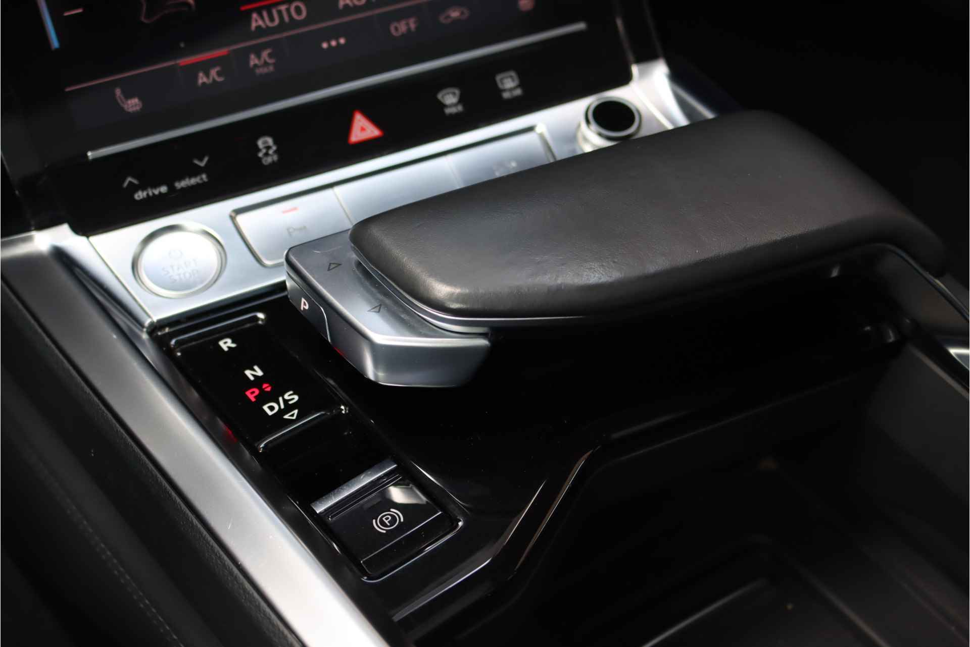 Audi e-tron e-tron 50 Quattro Launch edition plus 71 kWh, 31.000,- netto ex, Luchtvering, Panoramadak, Leder, Memory, Adaptieve Cruise Control, Standkachel, MMI Navigation Plus, DAB, Hulppakket Tour, Stoelverwarming, LED, Etc. - 36/43