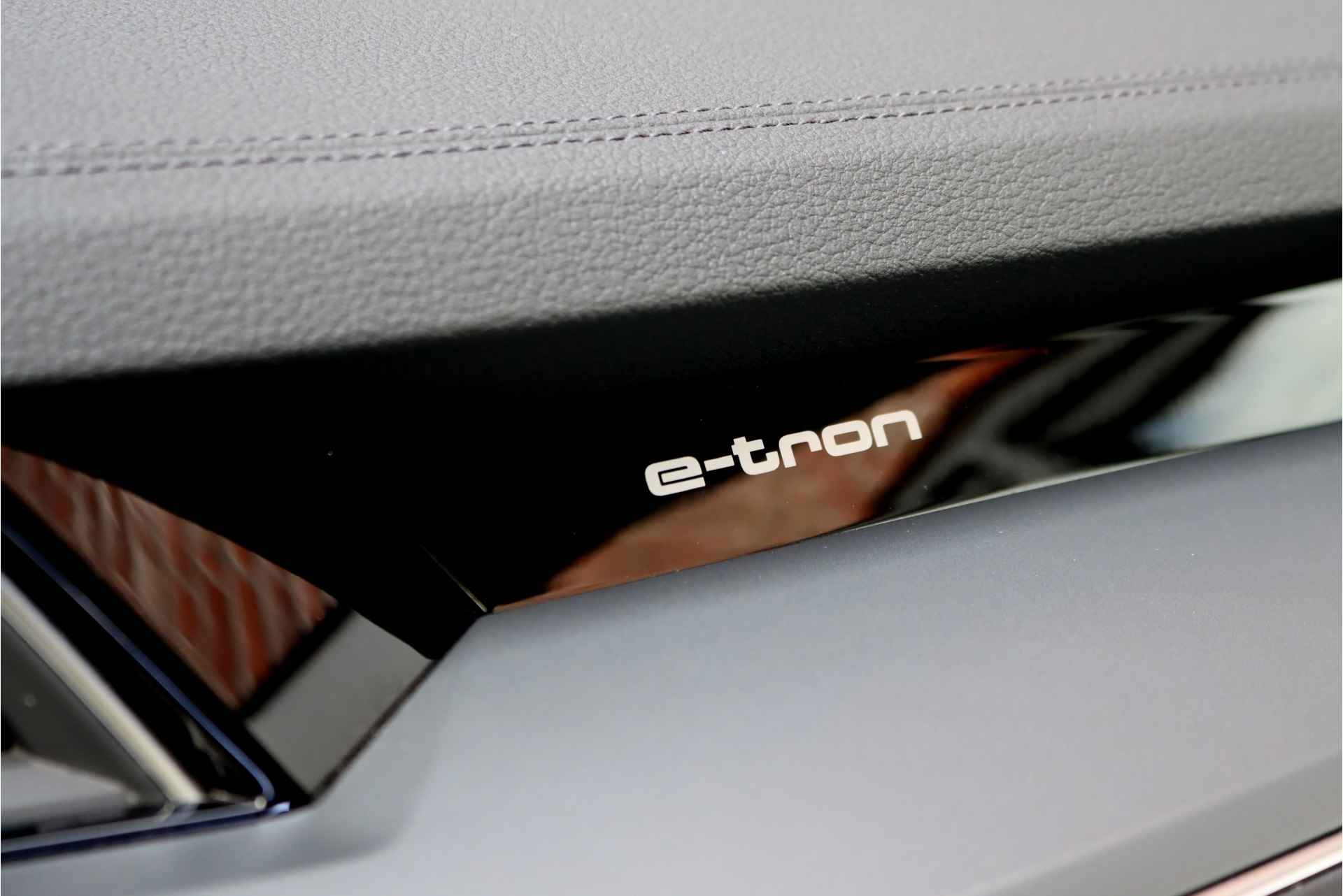 Audi e-tron e-tron 50 Quattro Launch edition plus 71 kWh, 31.000,- netto ex, Luchtvering, Panoramadak, Leder, Memory, Adaptieve Cruise Control, Standkachel, MMI Navigation Plus, DAB, Hulppakket Tour, Stoelverwarming, LED, Etc. - 40/43