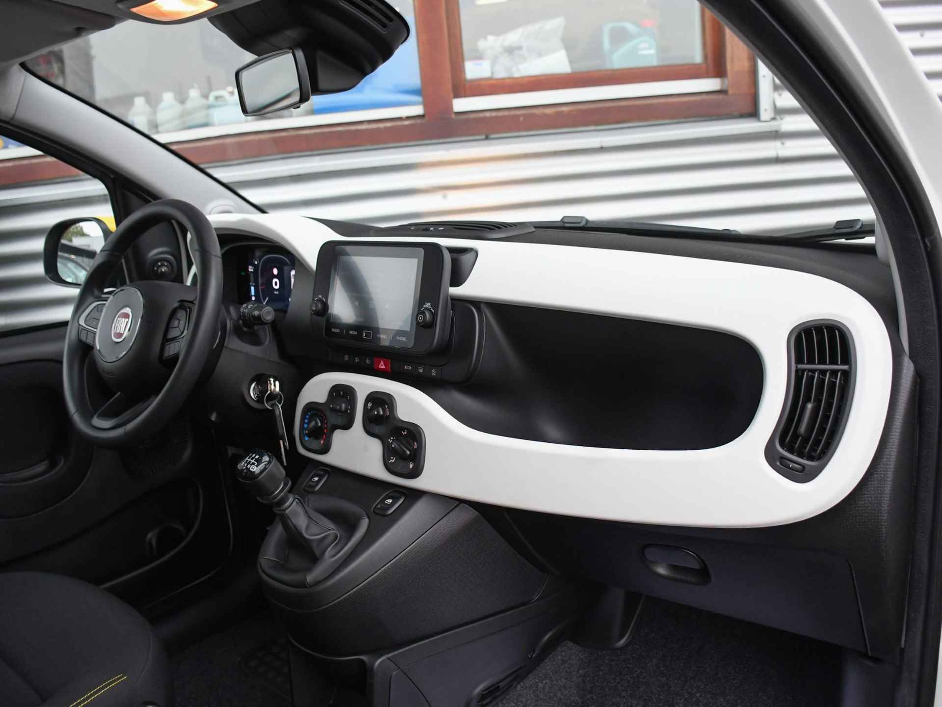 Fiat Panda Pandina 1.0 Hybrid 70pk APPLE CARPLAY | DAB | PDC ACHTER | PRIVACY GLASS | CRUISE | 15'' - 7/25