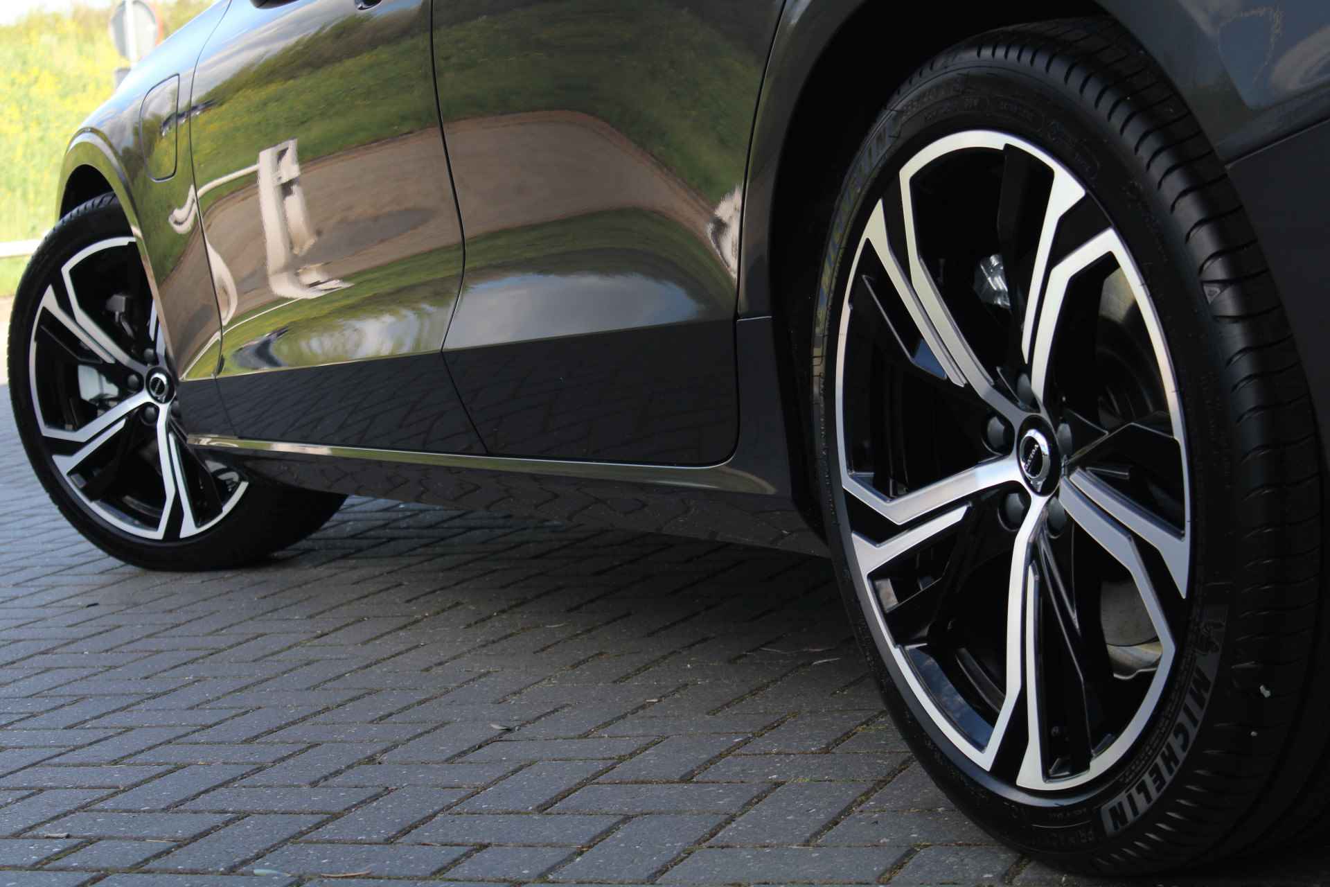 Volvo S60 Recharge T6 AWD Ultimate Dark | Panoramadak | Standkachel | Harman Kardon | BLIS | HUD | Elektrische Stoelen | 19 Inch - 15/33