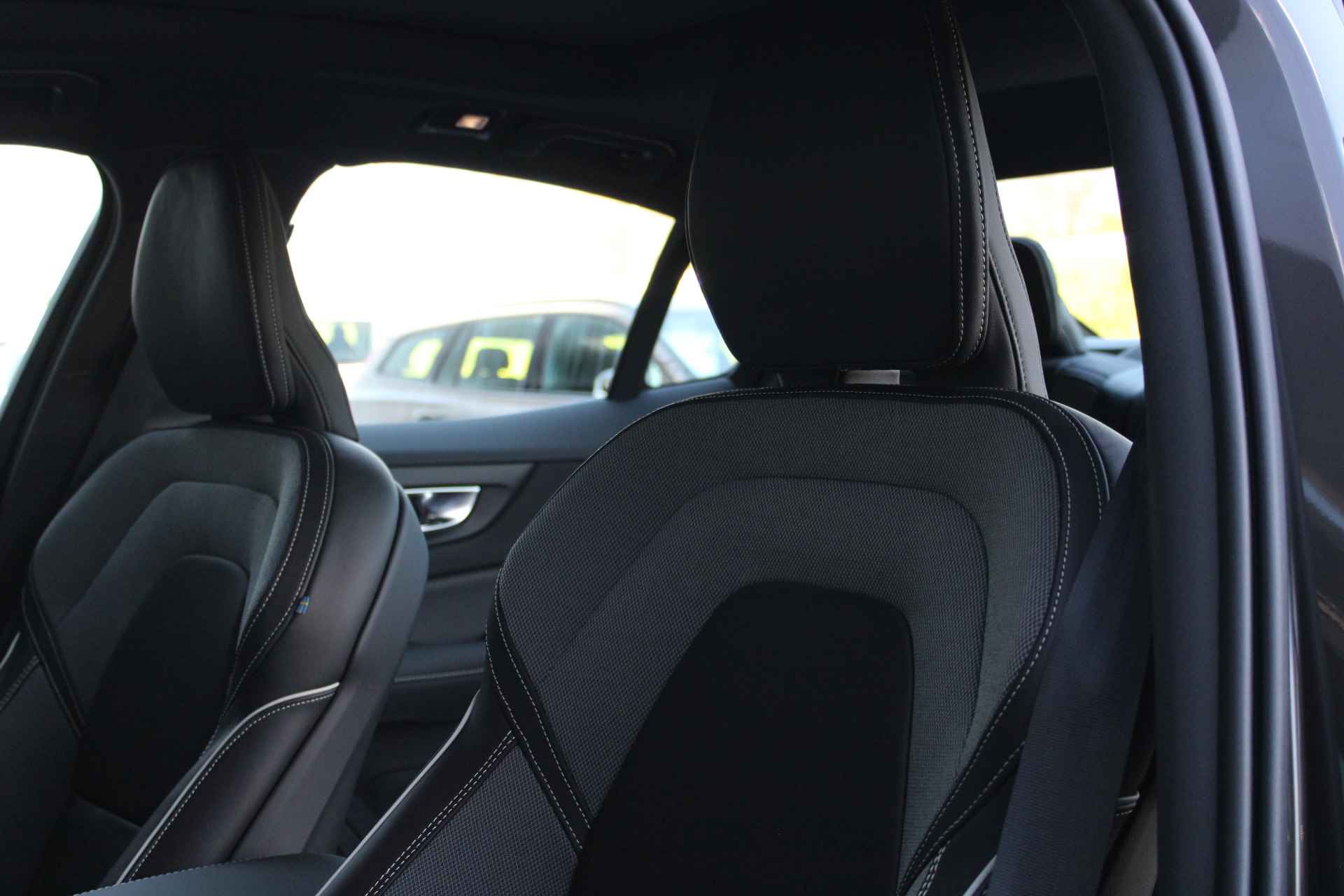 Volvo S60 Recharge T6 AWD Ultimate Dark | Panoramadak | Standkachel | Harman Kardon | BLIS | HUD | Elektrische Stoelen | 19 Inch - 17/33