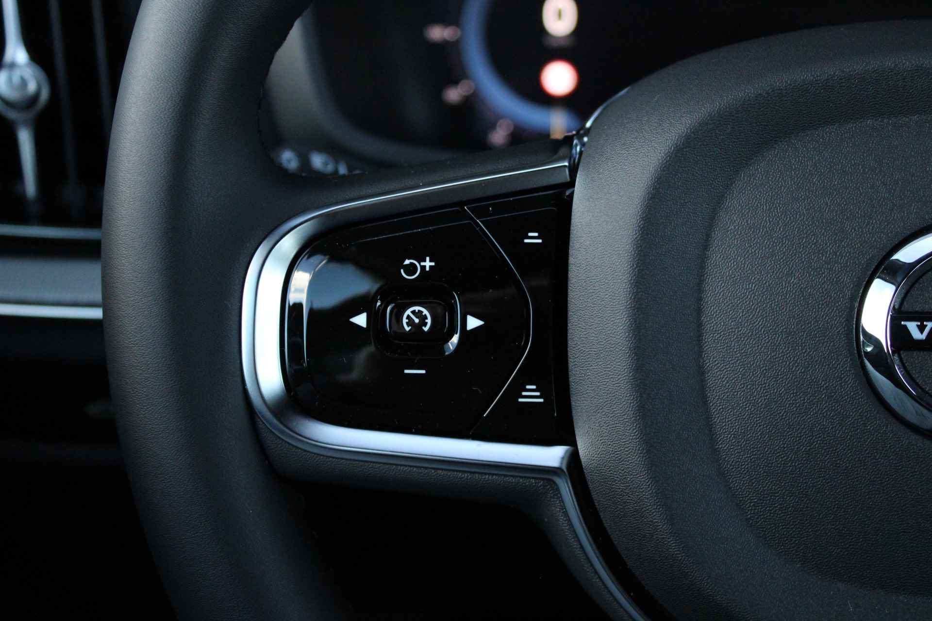 Volvo S60 Recharge T6 AWD Ultimate Dark | Panoramadak | Standkachel | Harman Kardon | BLIS | HUD | Elektrische Stoelen | 19 Inch - 23/33