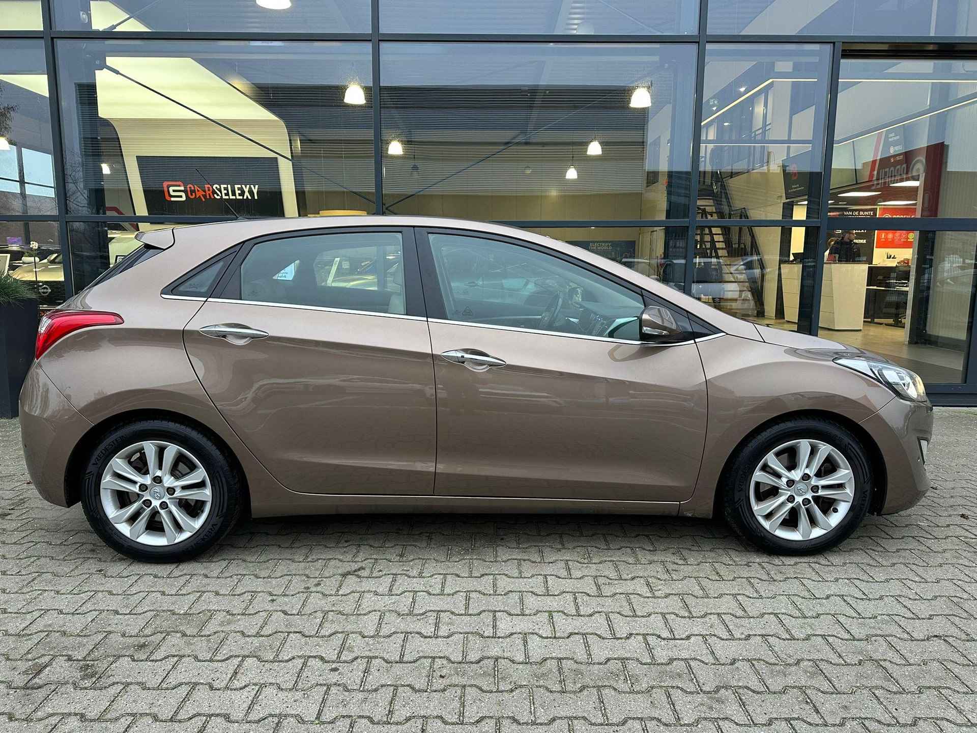 Hyundai i30 1.6 GDI i-Catcher *Trekhaak & Navi* - 4/36