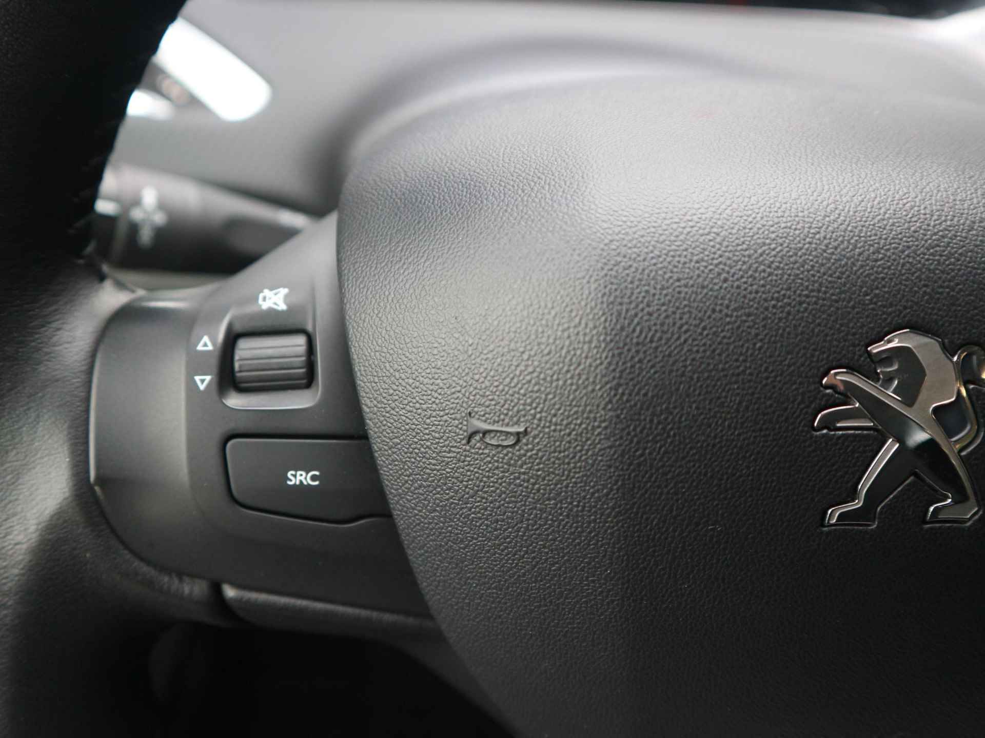 Peugeot 2008 1.2 110 PK  Blue Lion Navigatie | Trekhaak | Apple CarPlay | Cruise Control - 19/44