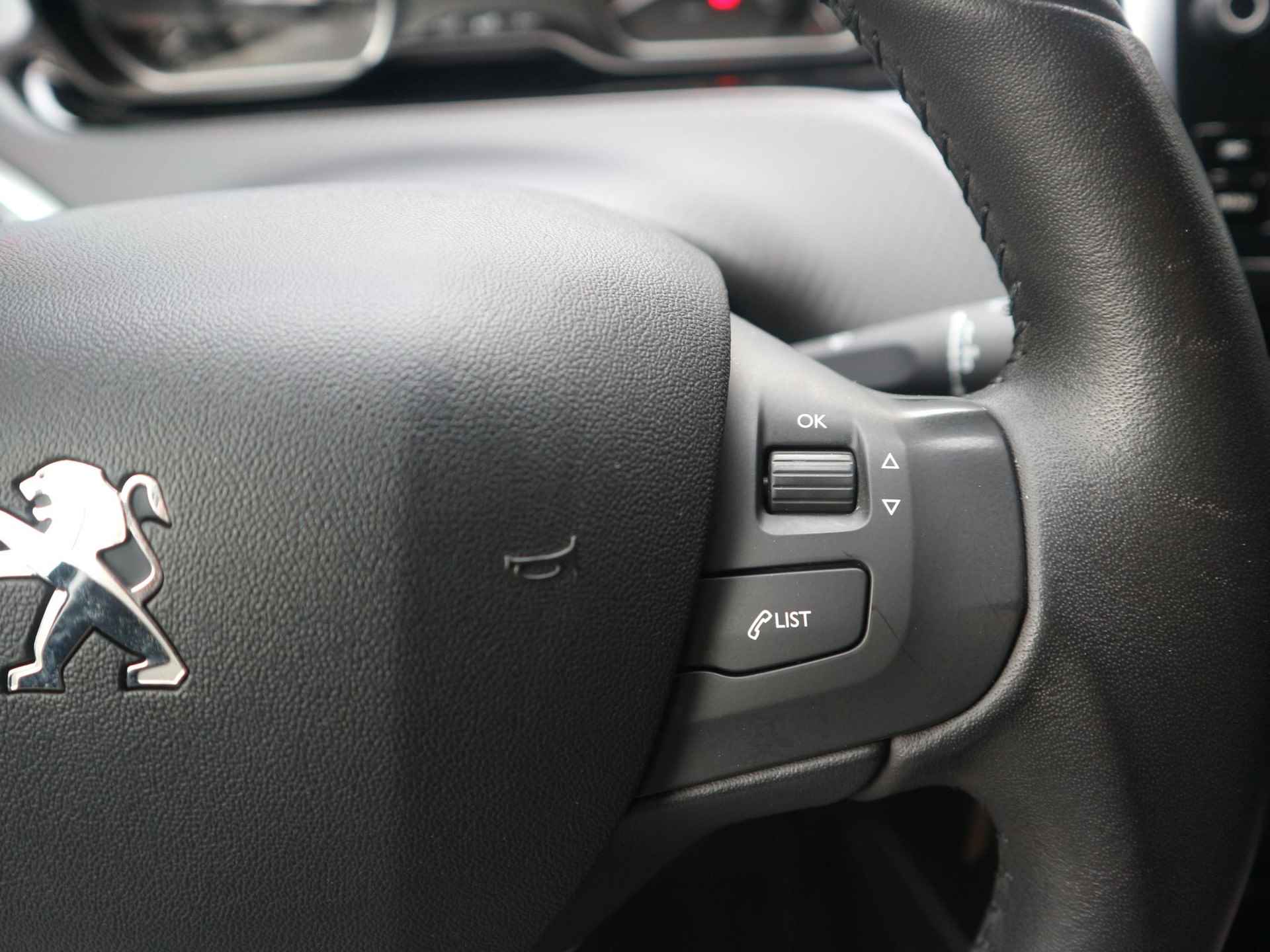 Peugeot 2008 1.2 110 PK  Blue Lion Navigatie | Trekhaak | Apple CarPlay | Cruise Control - 20/44