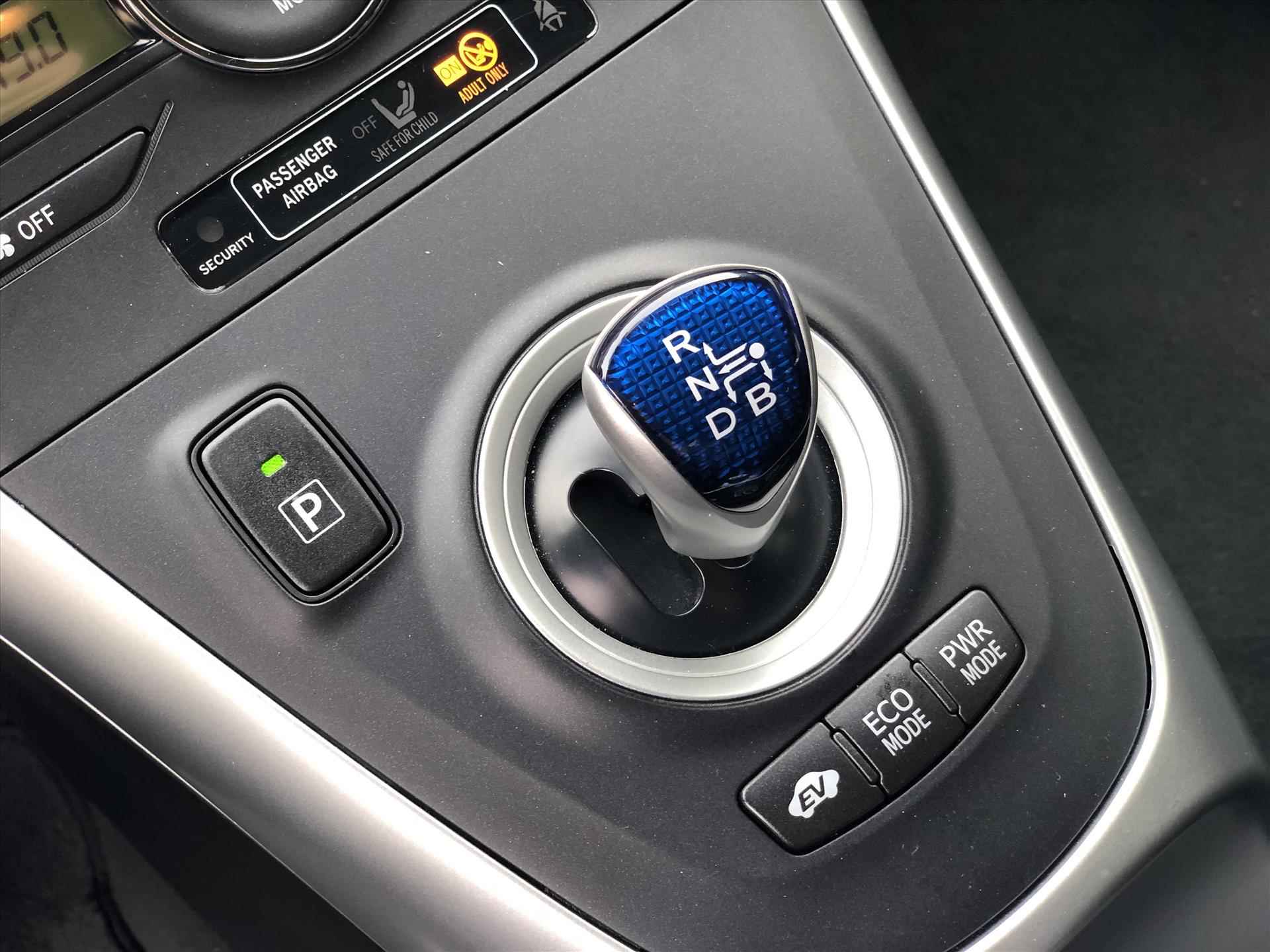 Toyota Auris 1.8 Hybrid Dynamic | Navigatie, Trekhaak, Cruise control, Parkeercamera, Stuurbediening, Parkeersensoren - 26/32