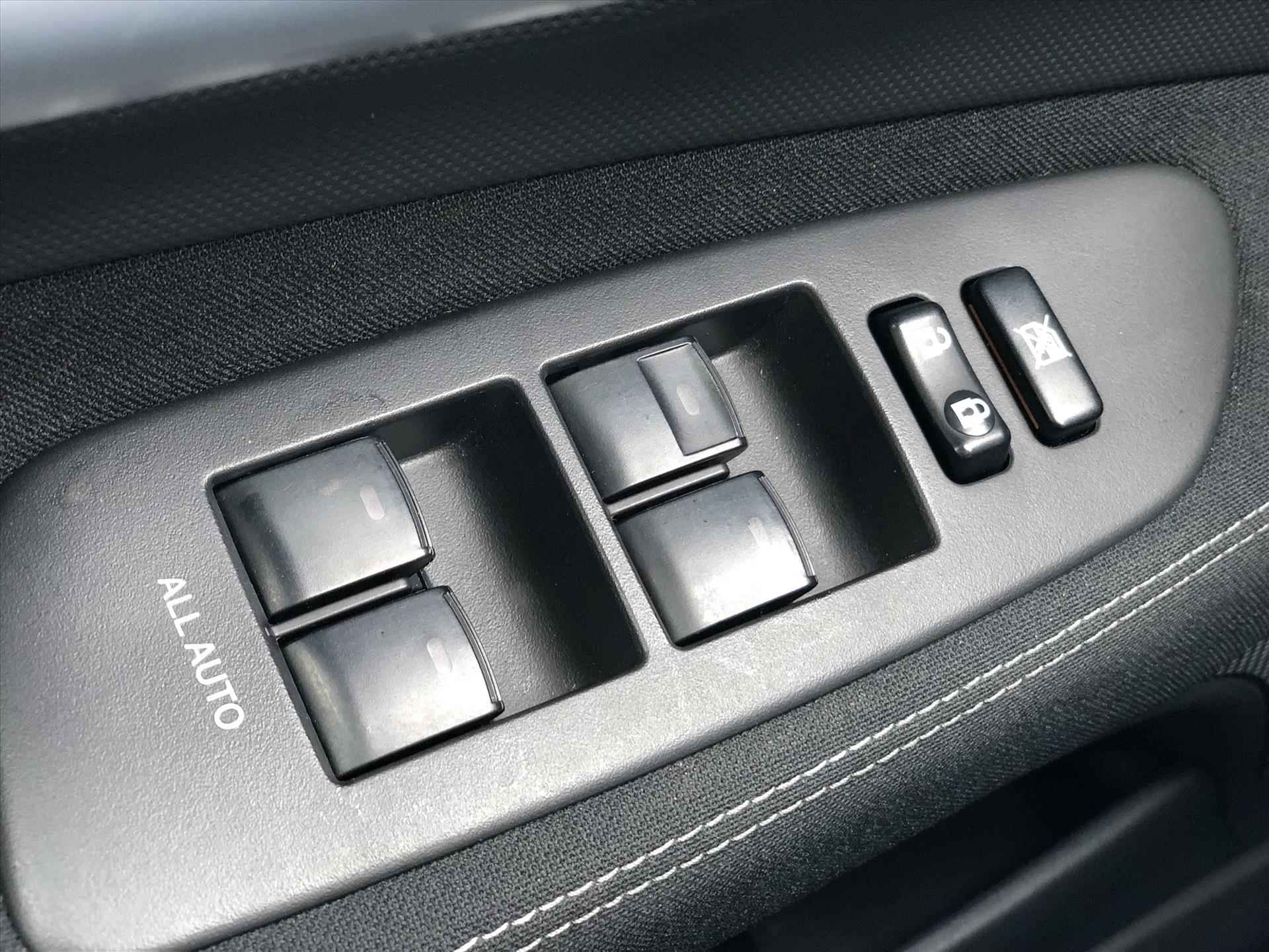 Toyota Auris 1.8 Hybrid Dynamic | Navigatie, Trekhaak, Cruise control, Parkeercamera, Stuurbediening, Parkeersensoren - 29/32