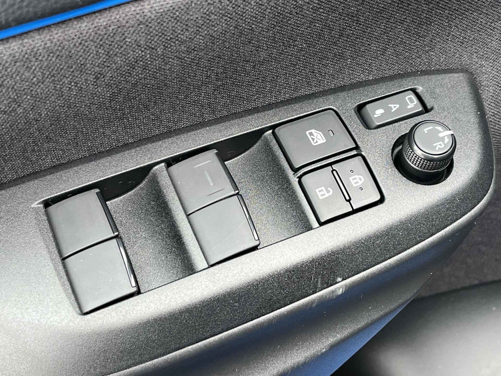 Toyota Yaris Hybrid 130 Launch Edition | Demonstratie auto | 130PK Hybrid | Neptune blue metallic met zwart dak | - 22/26