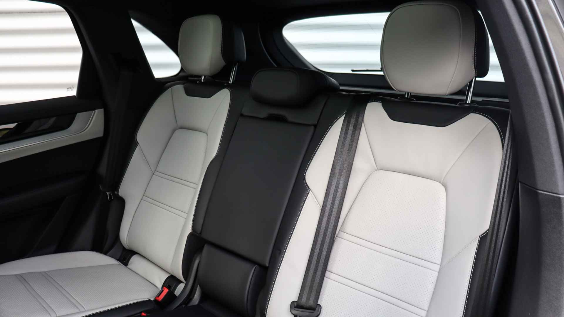 Porsche Cayenne 3.0 E-Hybrid Facelift | SportDesign | Panoramadak | Stoelventilatie | Head-up | Soft-Close | Trekhaak | Achterasbesturing - 31/38