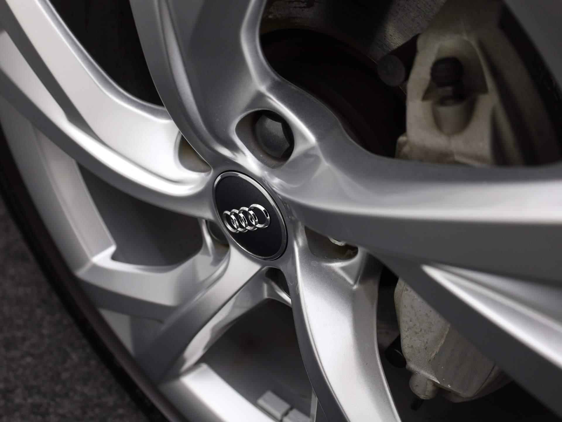 Audi A4 Avant 40 TFSI/204PK S edition Competition · Panoramadak · Parkeersensoren + camera · Leder - 28/40