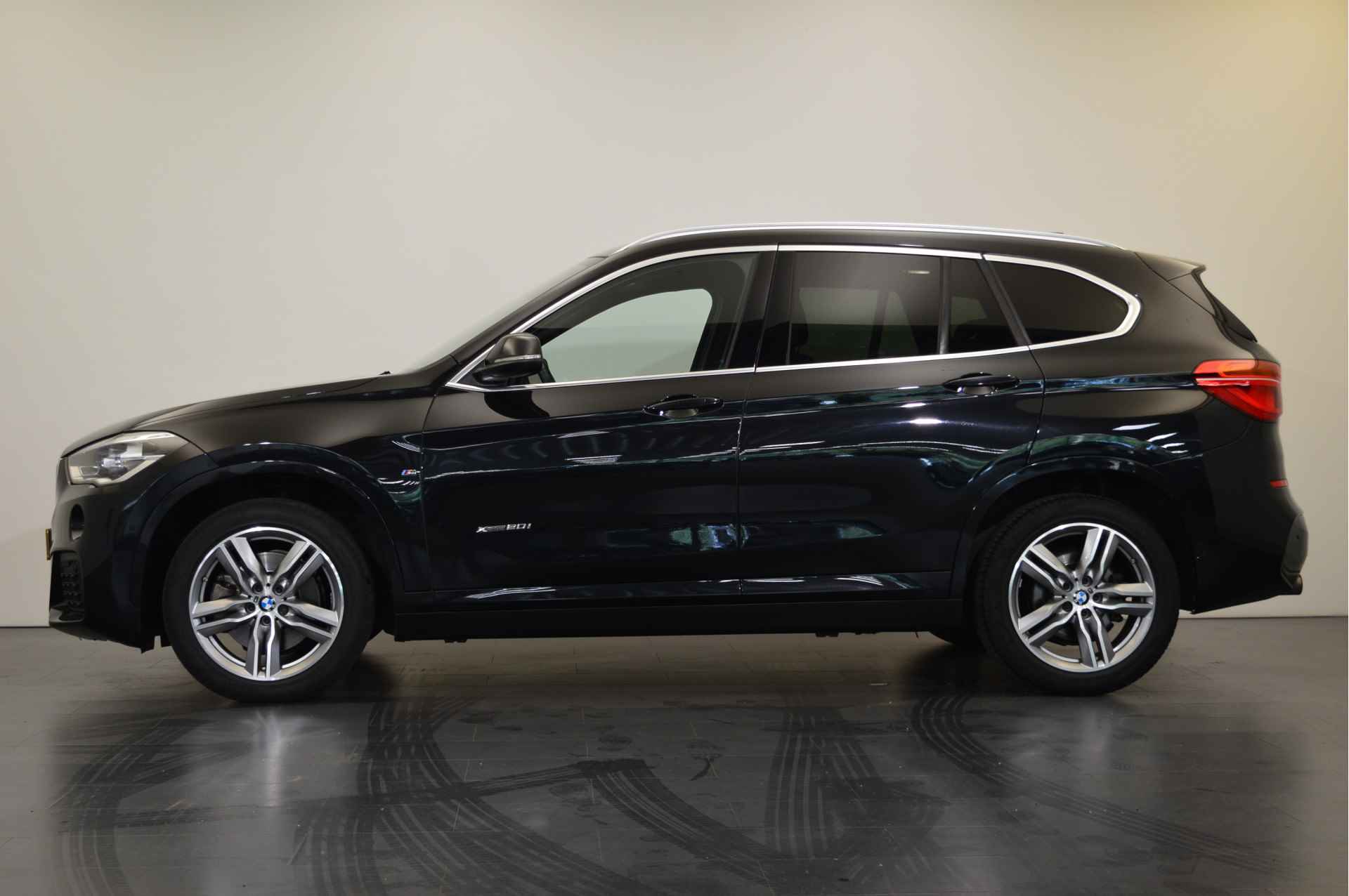 BMW X1 xDrive20i High Executive M Sport Automaat / Panoramadak / Trekhaak / LED / Head-Up / Adaptief onderstel / LED / Sportstoelen / Navigatie Plus / Achteruitrijcamera - 3/25