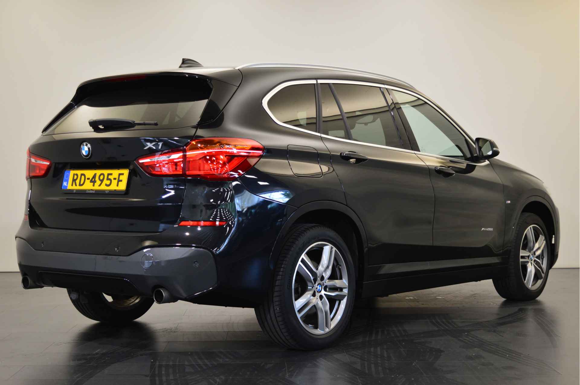 BMW X1 xDrive20i High Executive M Sport Automaat / Panoramadak / Trekhaak / LED / Head-Up / Adaptief onderstel / LED / Sportstoelen / Navigatie Plus / Achteruitrijcamera - 4/25