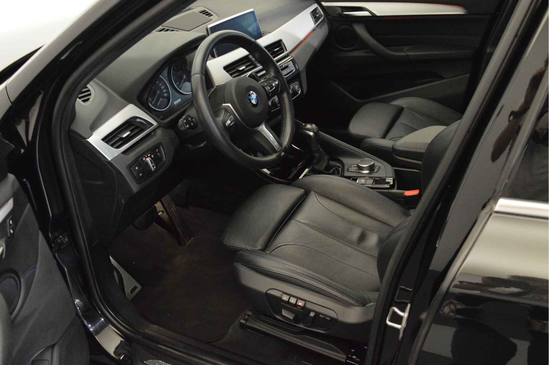 BMW X1 xDrive20i High Executive M Sport Automaat / Panoramadak / Trekhaak / LED / Head-Up / Adaptief onderstel / LED / Sportstoelen / Navigatie Plus / Achteruitrijcamera - 6/25
