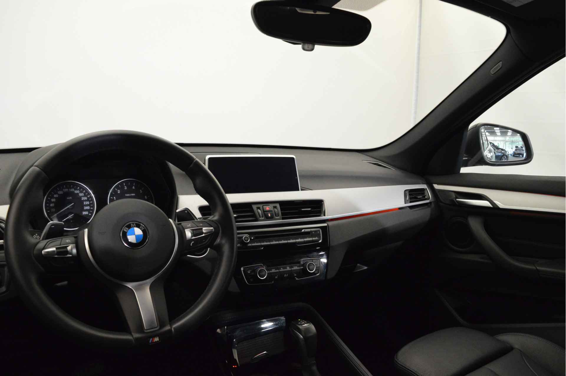 BMW X1 xDrive20i High Executive M Sport Automaat / Panoramadak / Trekhaak / LED / Head-Up / Adaptief onderstel / LED / Sportstoelen / Navigatie Plus / Achteruitrijcamera - 8/25