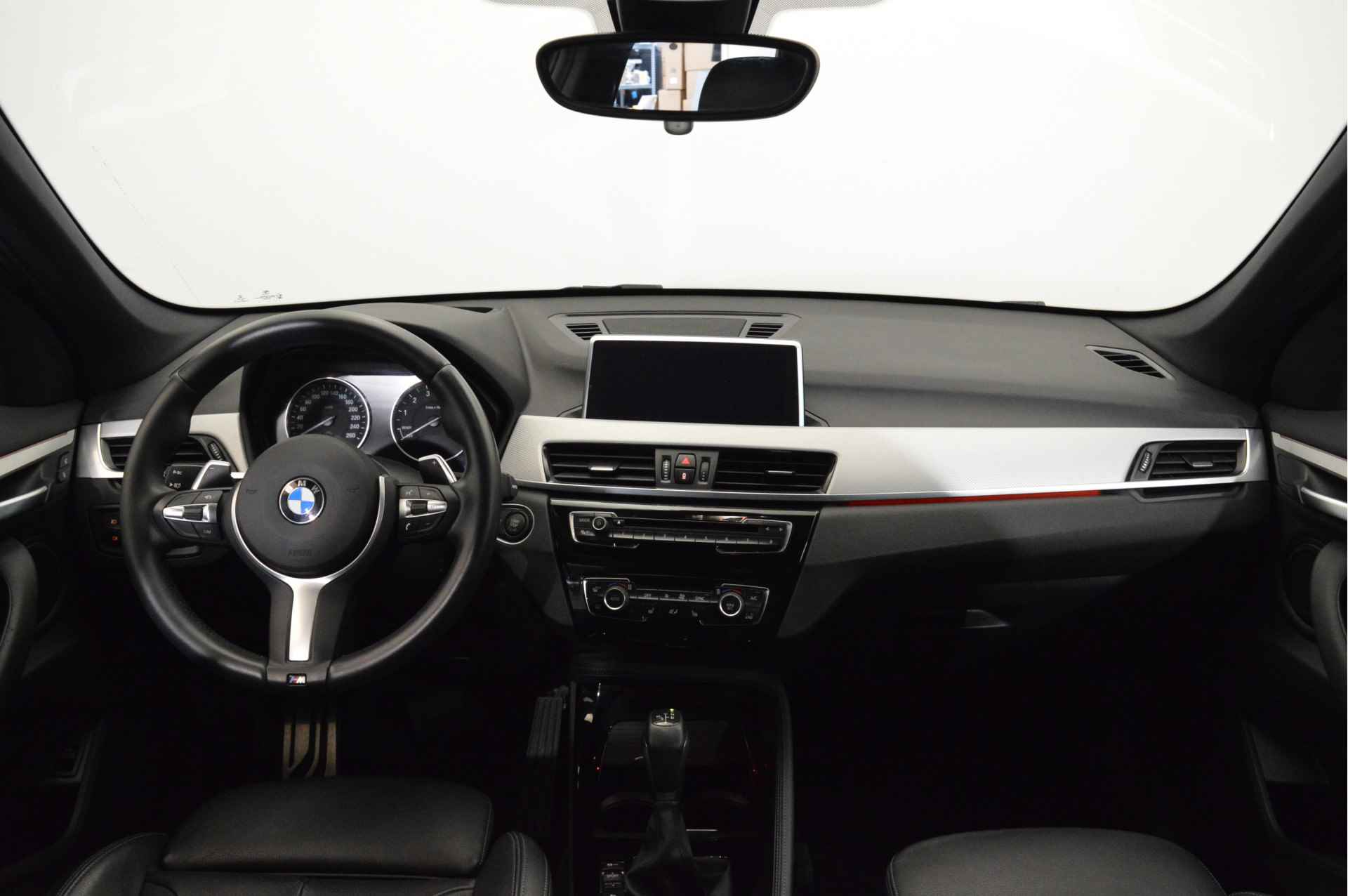 BMW X1 xDrive20i High Executive M Sport Automaat / Panoramadak / Trekhaak / LED / Head-Up / Adaptief onderstel / LED / Sportstoelen / Navigatie Plus / Achteruitrijcamera - 9/25