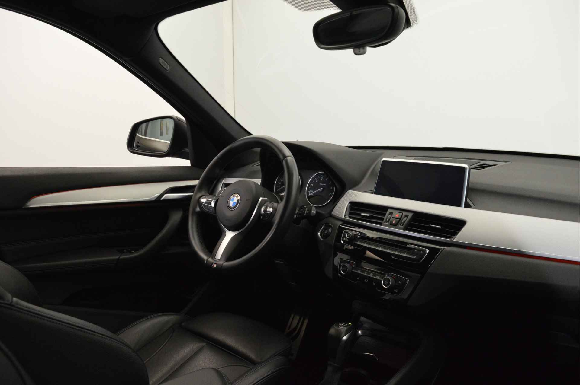 BMW X1 xDrive20i High Executive M Sport Automaat / Panoramadak / Trekhaak / LED / Head-Up / Adaptief onderstel / LED / Sportstoelen / Navigatie Plus / Achteruitrijcamera - 10/25
