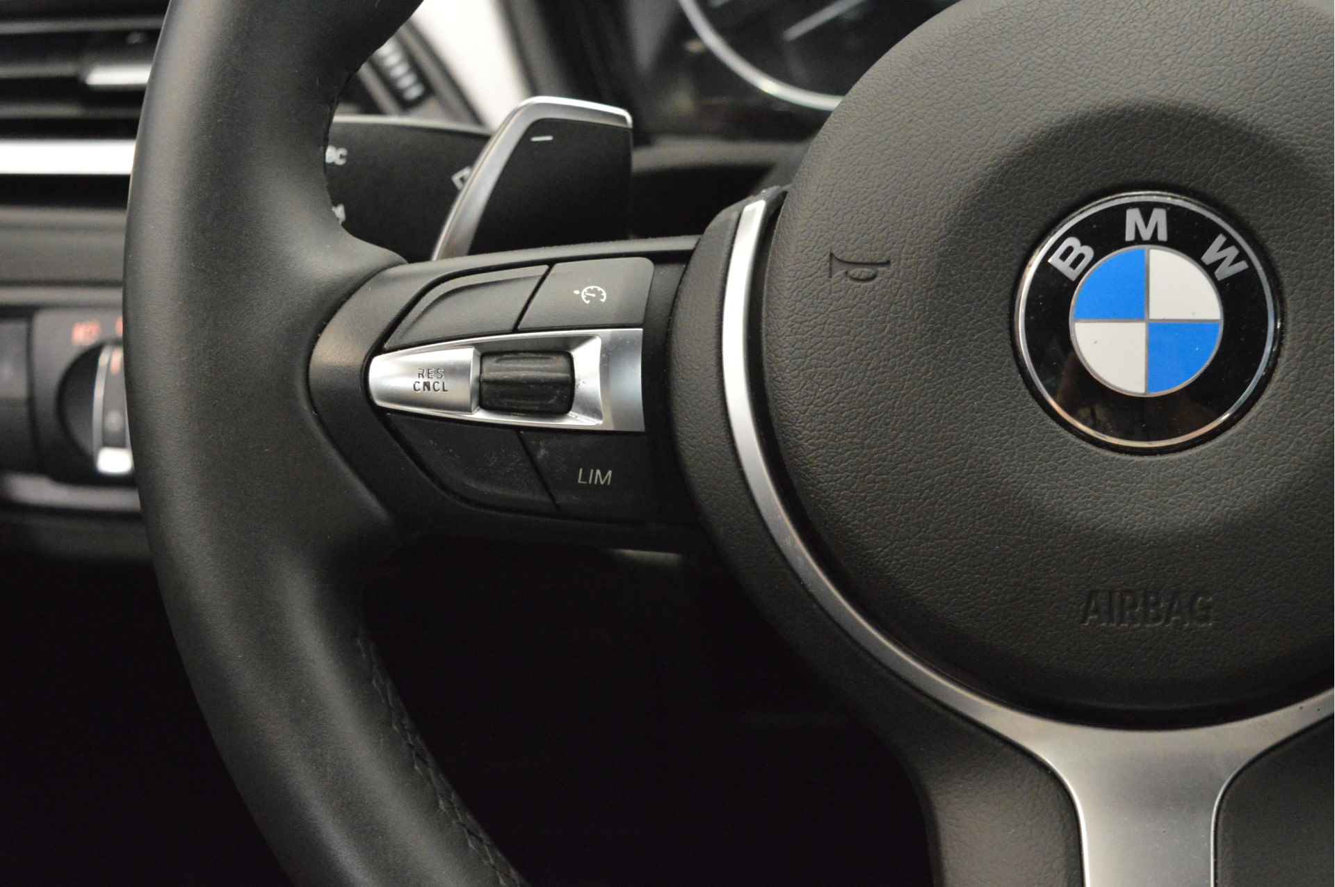 BMW X1 xDrive20i High Executive M Sport Automaat / Panoramadak / Trekhaak / LED / Head-Up / Adaptief onderstel / LED / Sportstoelen / Navigatie Plus / Achteruitrijcamera - 12/25