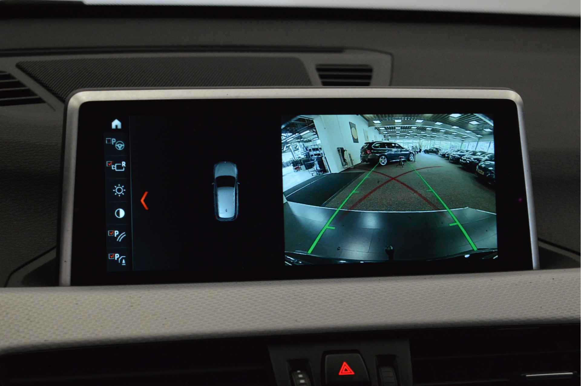 BMW X1 xDrive20i High Executive M Sport Automaat / Panoramadak / Trekhaak / LED / Head-Up / Adaptief onderstel / LED / Sportstoelen / Navigatie Plus / Achteruitrijcamera - 23/25