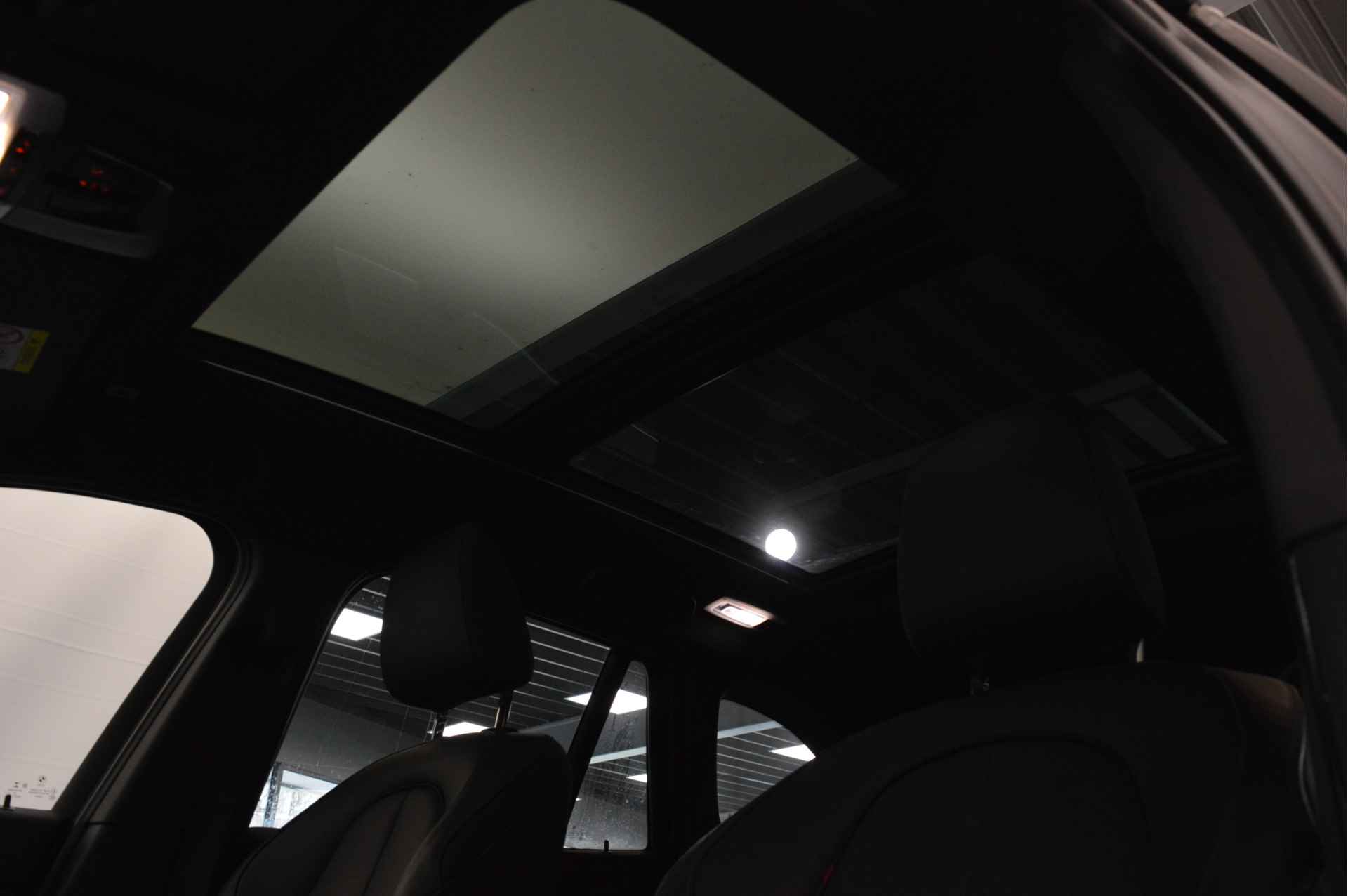 BMW X1 xDrive20i High Executive M Sport Automaat / Panoramadak / Trekhaak / LED / Head-Up / Adaptief onderstel / LED / Sportstoelen / Navigatie Plus / Achteruitrijcamera - 24/25