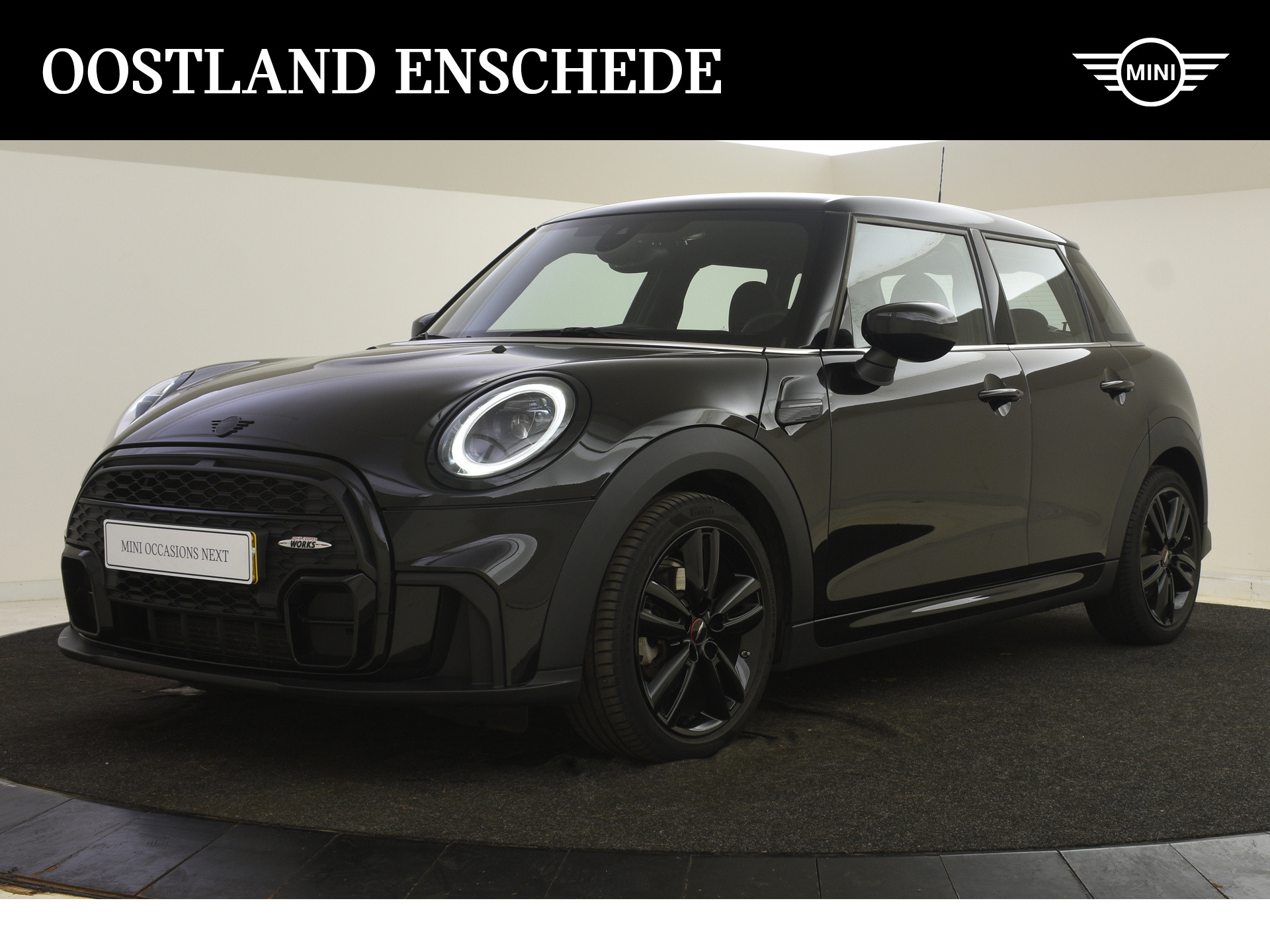 MINI Hatchback Cooper JCW Automaat / Sportstoelen / Stoelverwarming / Achteruitrijcamera / LED / Adaptief onderstel / Head-Up / Cruise Control / Verwarmd stuurwiel