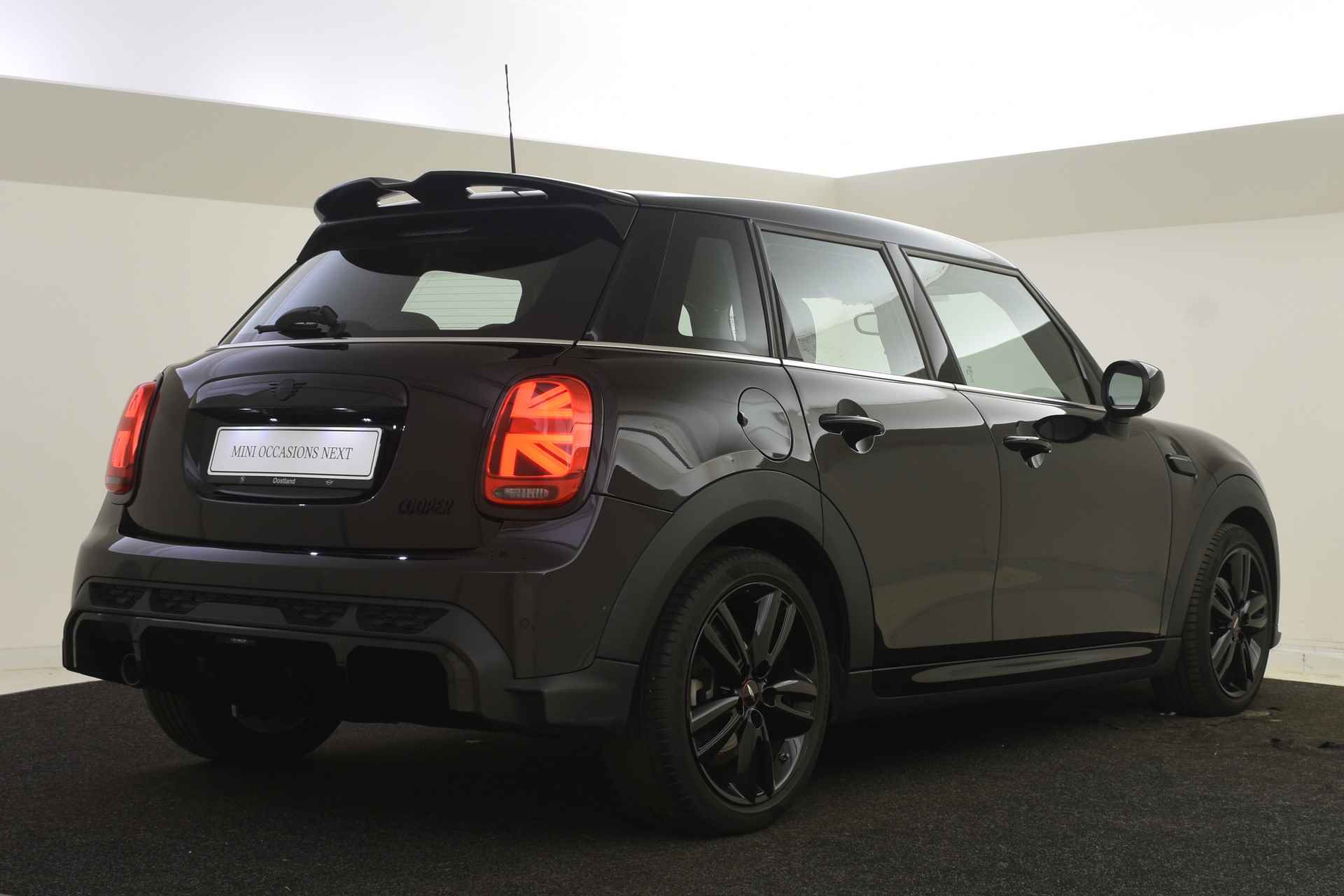 MINI Hatchback Cooper JCW Automaat / Sportstoelen / Stoelverwarming / Achteruitrijcamera / LED / Adaptief onderstel / Head-Up / Cruise Control / Verwarmd stuurwiel - 3/48