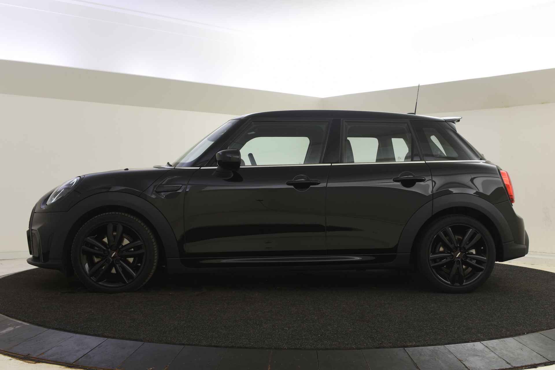 MINI Hatchback Cooper JCW Automaat / Sportstoelen / Stoelverwarming / Achteruitrijcamera / LED / Adaptief onderstel / Head-Up / Cruise Control / Verwarmd stuurwiel - 4/48