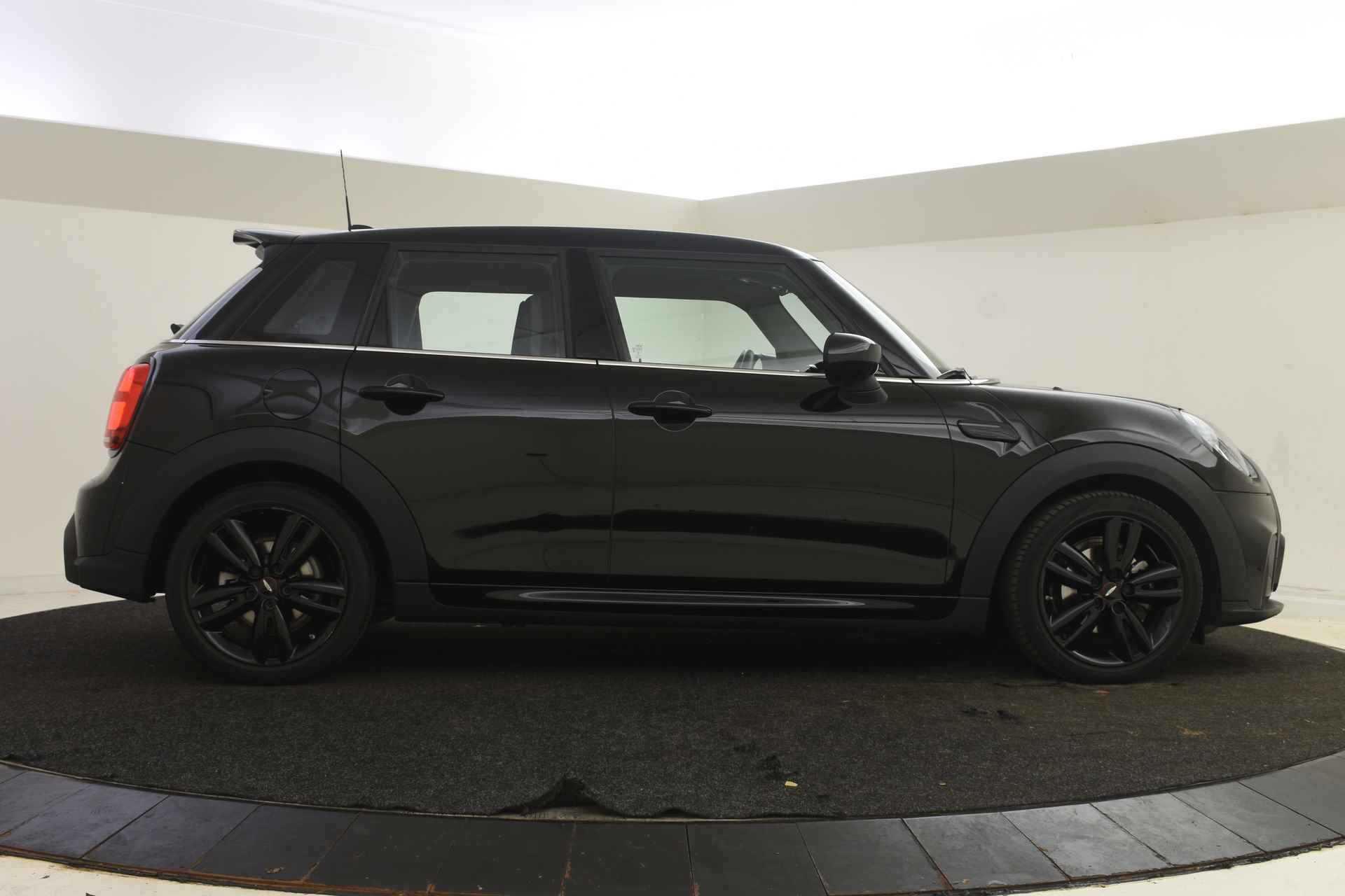 MINI Hatchback Cooper JCW Automaat / Sportstoelen / Stoelverwarming / Achteruitrijcamera / LED / Adaptief onderstel / Head-Up / Cruise Control / Verwarmd stuurwiel - 12/48