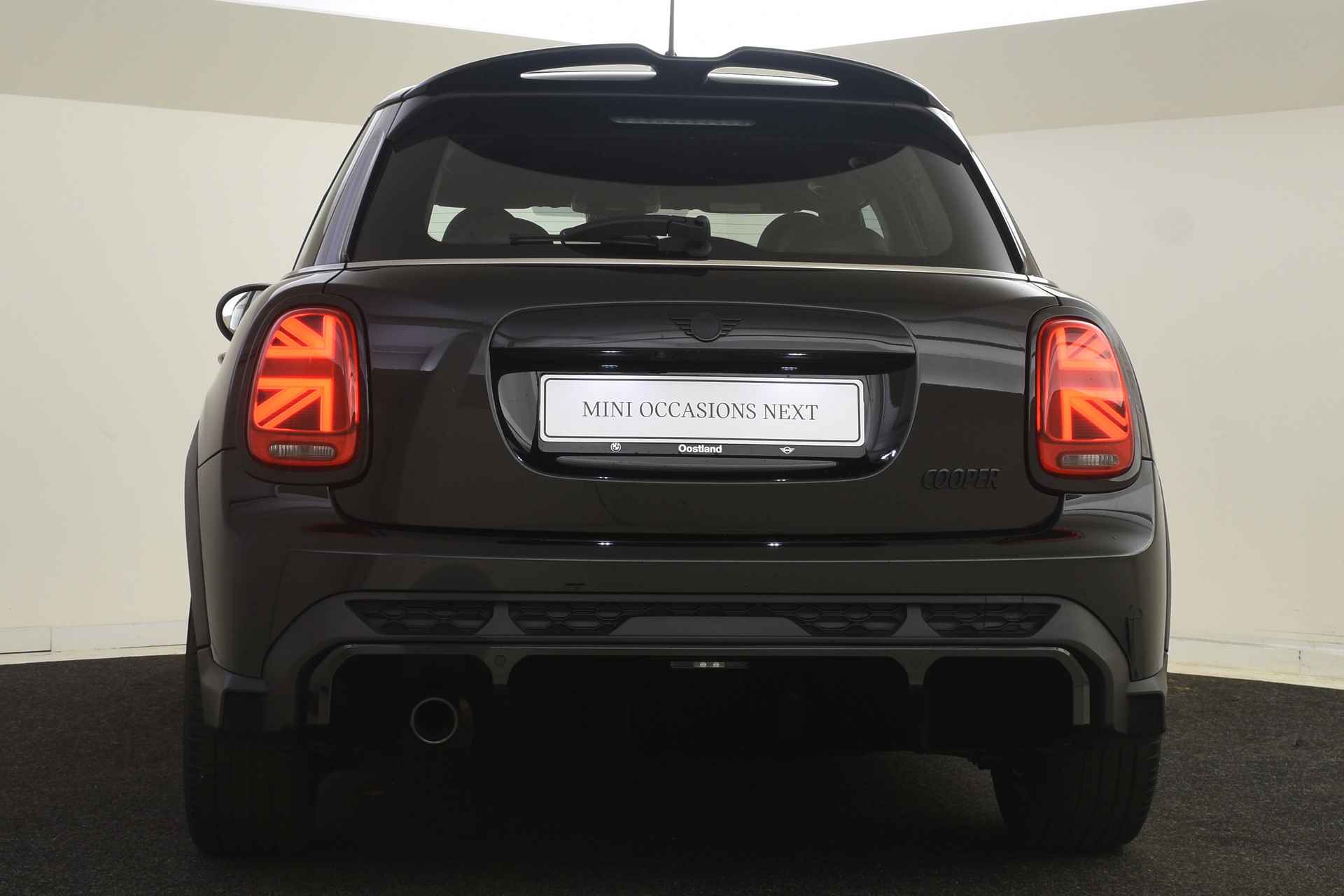 MINI Hatchback Cooper JCW Automaat / Sportstoelen / Stoelverwarming / Achteruitrijcamera / LED / Adaptief onderstel / Head-Up / Cruise Control / Verwarmd stuurwiel - 24/48