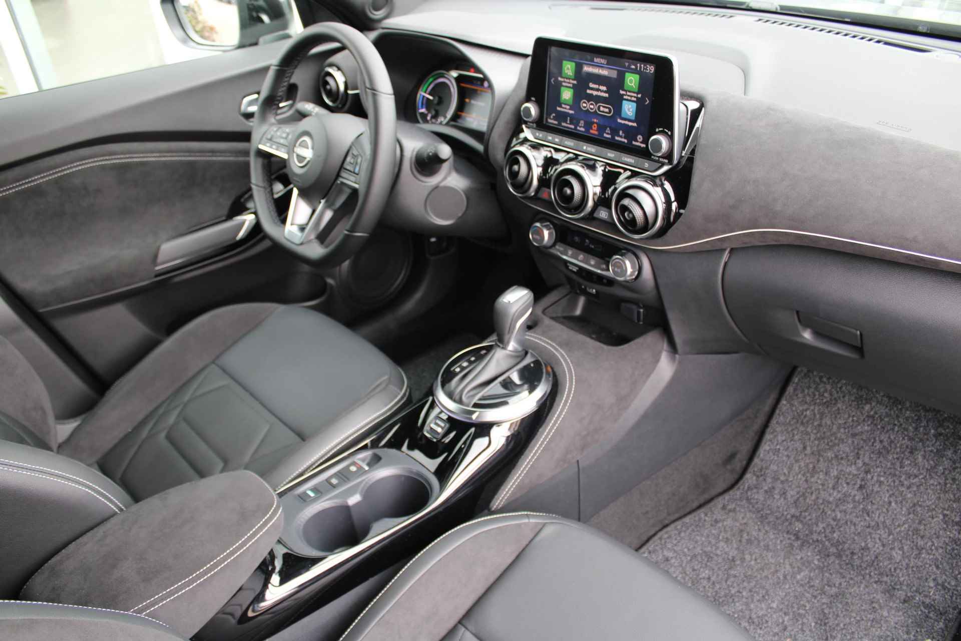 Nissan Juke 1.6 Hybrid N-Design 143PK AUTOMAAT | Navigatie | Pro Pilot | Climate control | 360 camera | Parkeersensoren voor en achter | Dode hoek detectie | Bose speakers (hoofdsteunen) | Leer/alcantara interieur | Lichtmetalen velgen | - 24/56