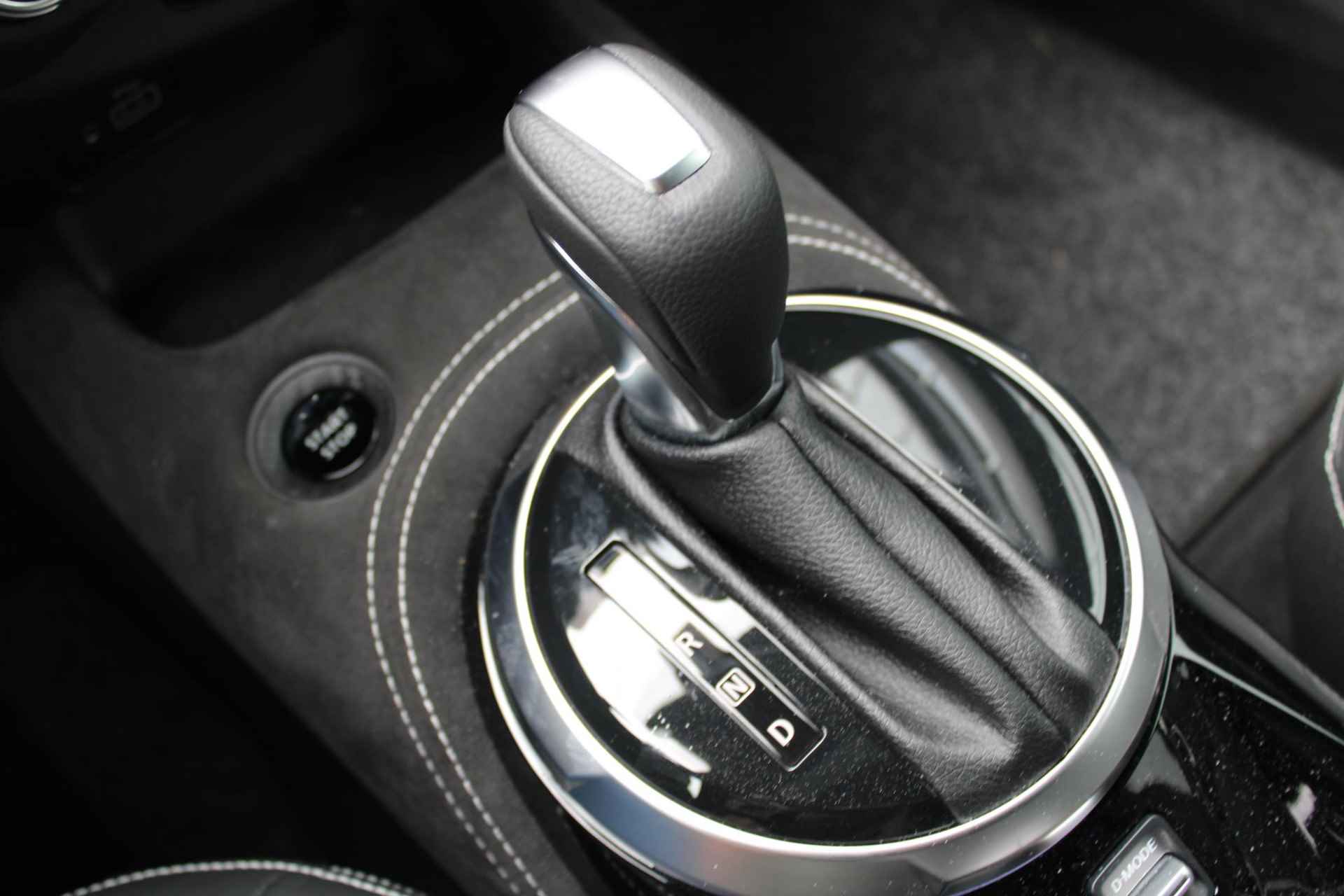 Nissan Juke 1.6 Hybrid N-Design 143PK AUTOMAAT | Navigatie | Pro Pilot | Climate control | 360 camera | Parkeersensoren voor en achter | Dode hoek detectie | Bose speakers (hoofdsteunen) | Leer/alcantara interieur | Lichtmetalen velgen | - 45/56
