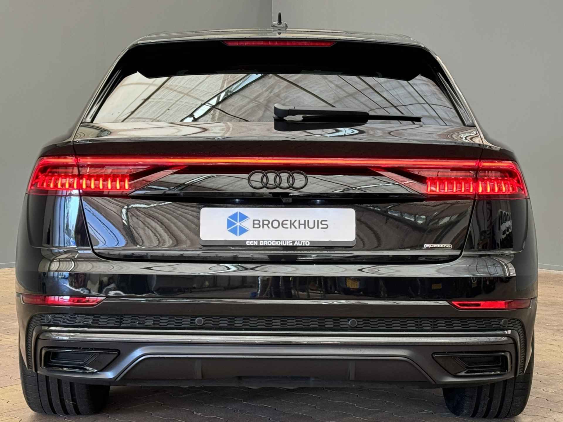 Audi Q8 60 TFSI E QUATTRO S LINE | 490PK | 23'' Lichtmetaal | Memory Seats | Luchtvering | Head-Up | B&O | Carbon | Trekhaak  (3500KG) wegklapbaar | Camera | Elek.Klep | Leder/Alcantara | Adaptieve Cruise Stuurverwarming | 3.119KM! | 2023! | - 12/69